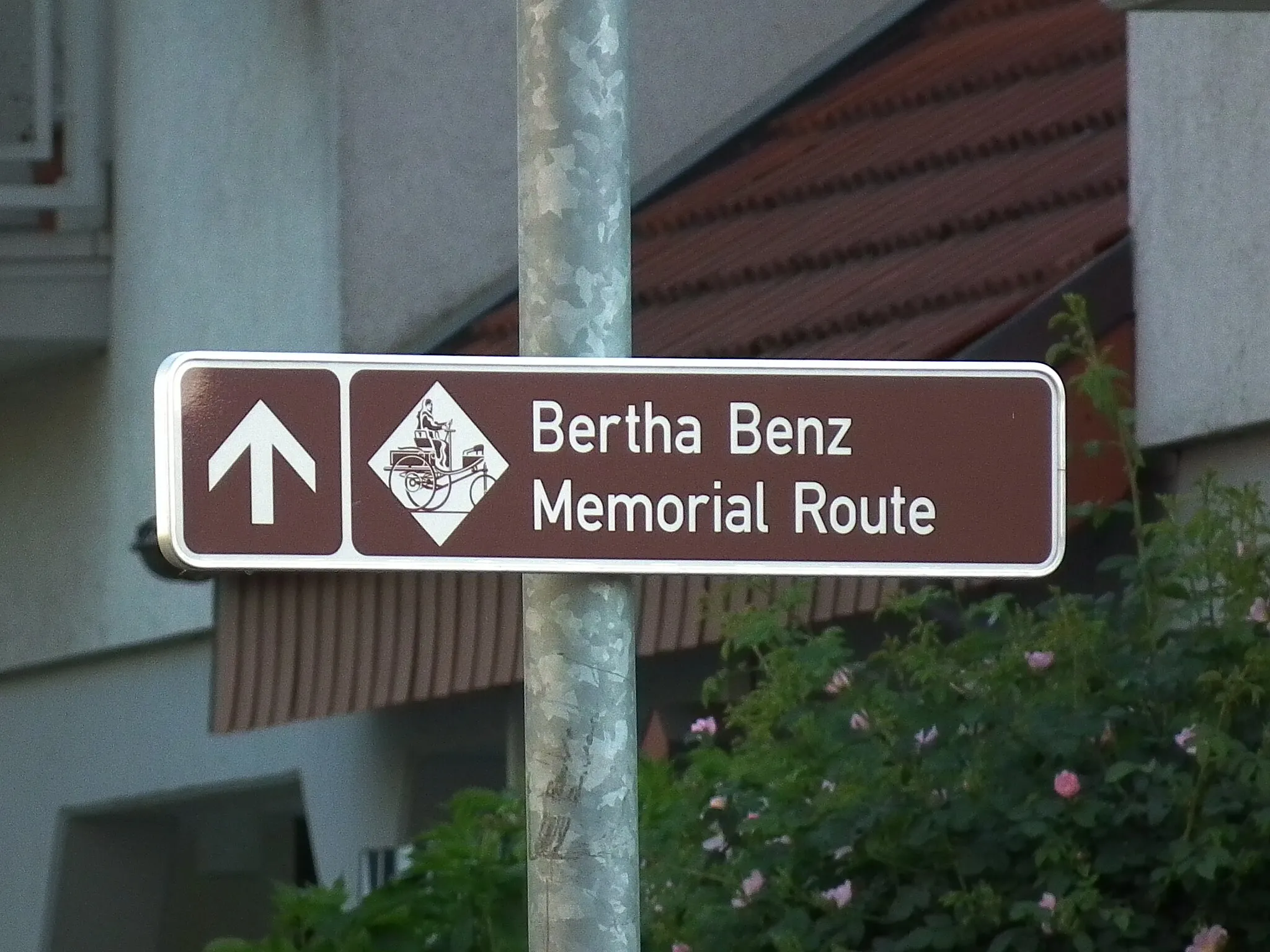 Photo showing: Hinweisschild auf die "Bertha Benz Memorial Route", fotografiert in Nußloch (Baden-Württemberg, Deutschland)