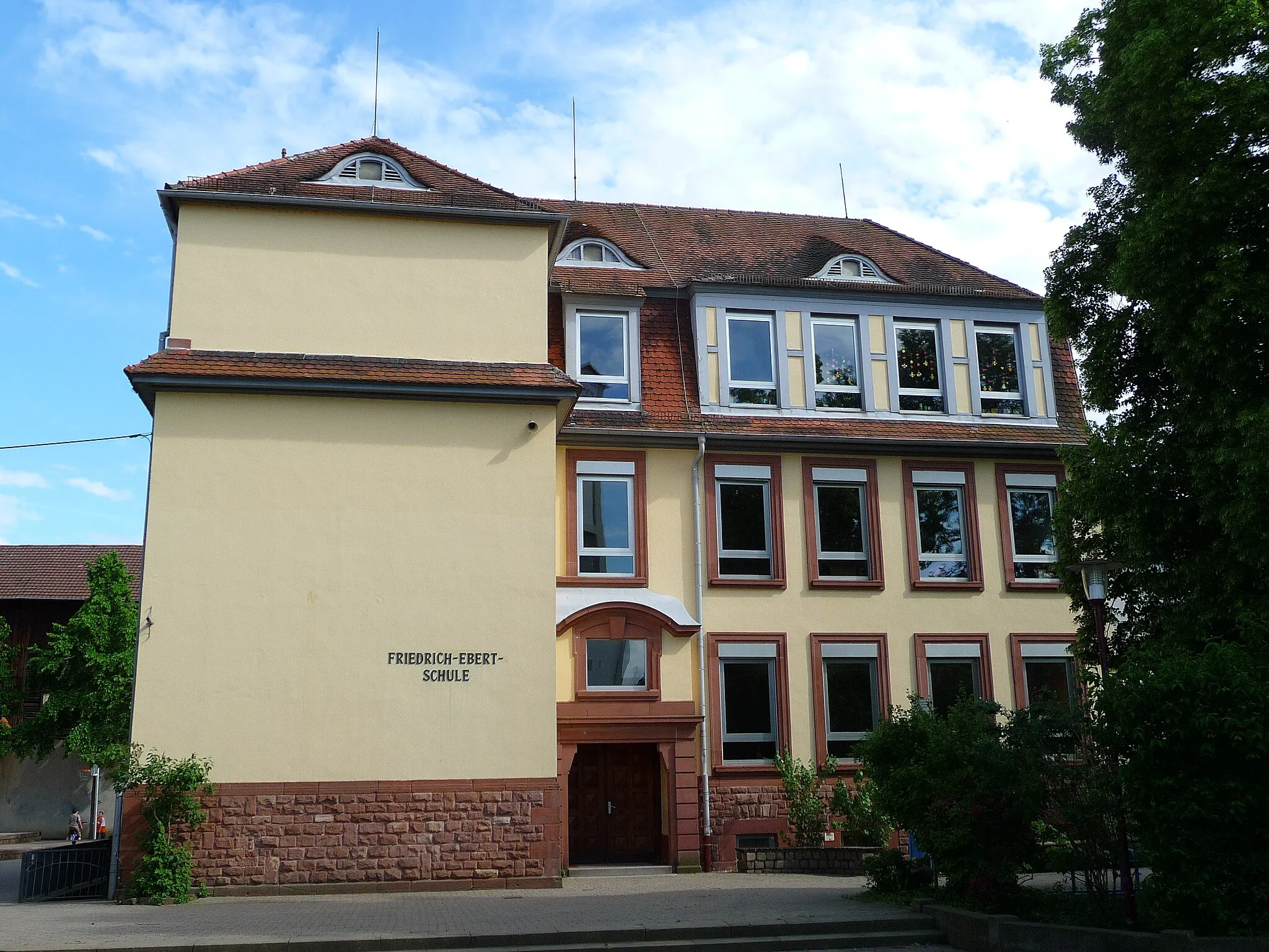 Photo showing: Friedrich-Ebert-Grundschule in Oftersheim (Rhein-Neckar-Kreis, Deutschland); erbaut 1911