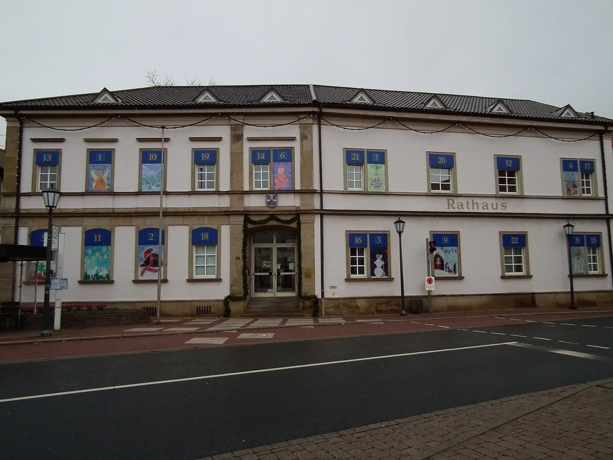 Photo showing: Die 24 Fenster der Stirnseite des Rathauses in Plankstadt - ein großer Adventskalender (Rhein-Neckar-Kreis, Baden-Württemberg, Deutschland)