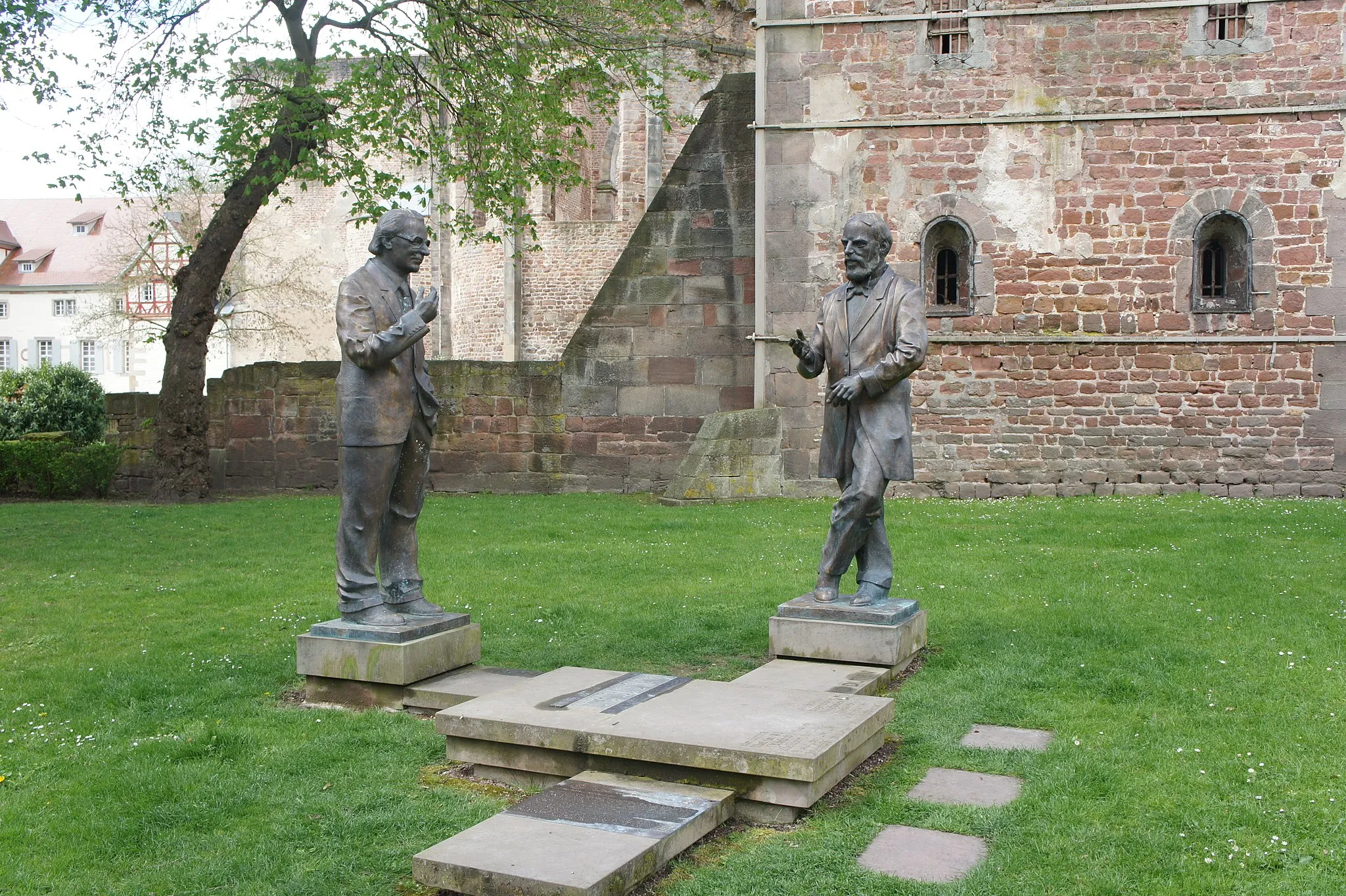 Photo showing: Memorial of Konrad Duden and Konrad Zuse. Konrad Duden (right), German founder of the well-known German language dictionary bearing his name. Konrad Zuse (left), German inventor of the computer. Both former citizens of Bad Hersfeld. The memorial is situated in monastery sector of Bad Hersfeld