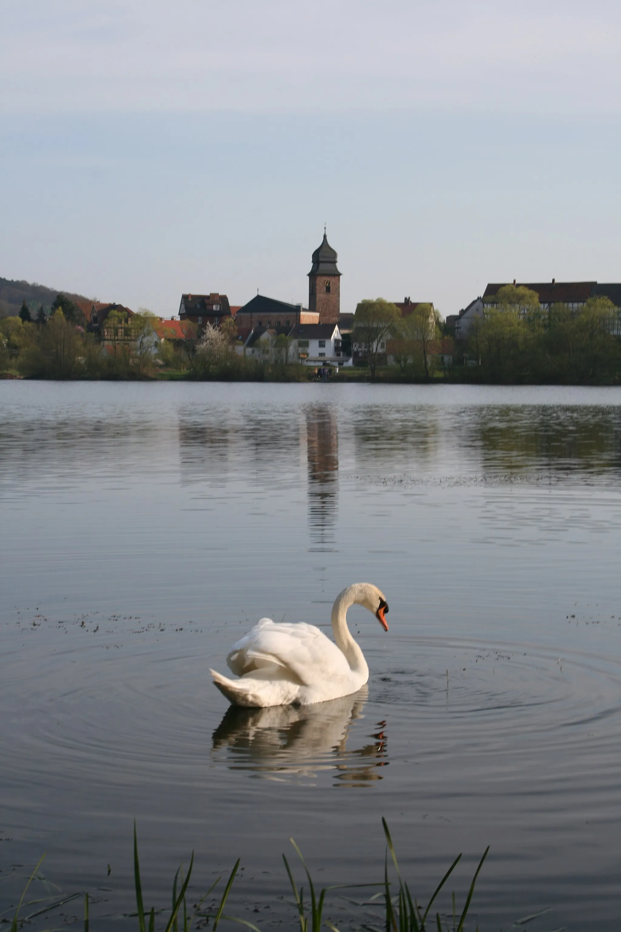 Photo showing: Breitenbacher Seen im Hintergrund Breitenbach mit Kirche.