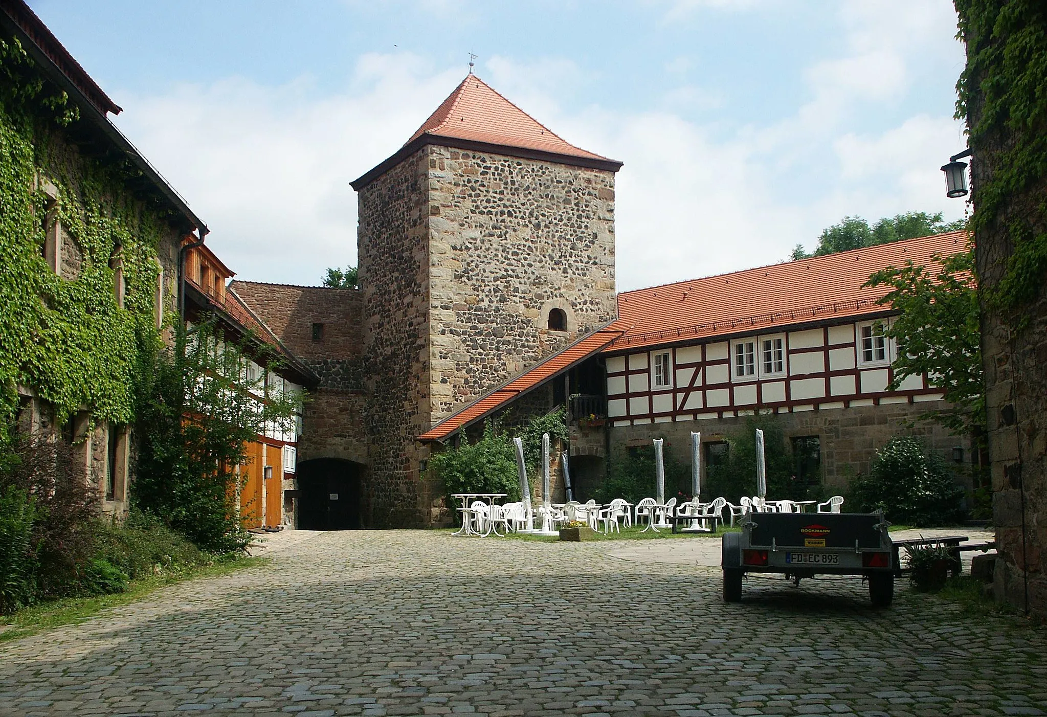 Photo showing: Innenhof der Burg Fürsteneck mit Blick auf den nördlichen Eckturm