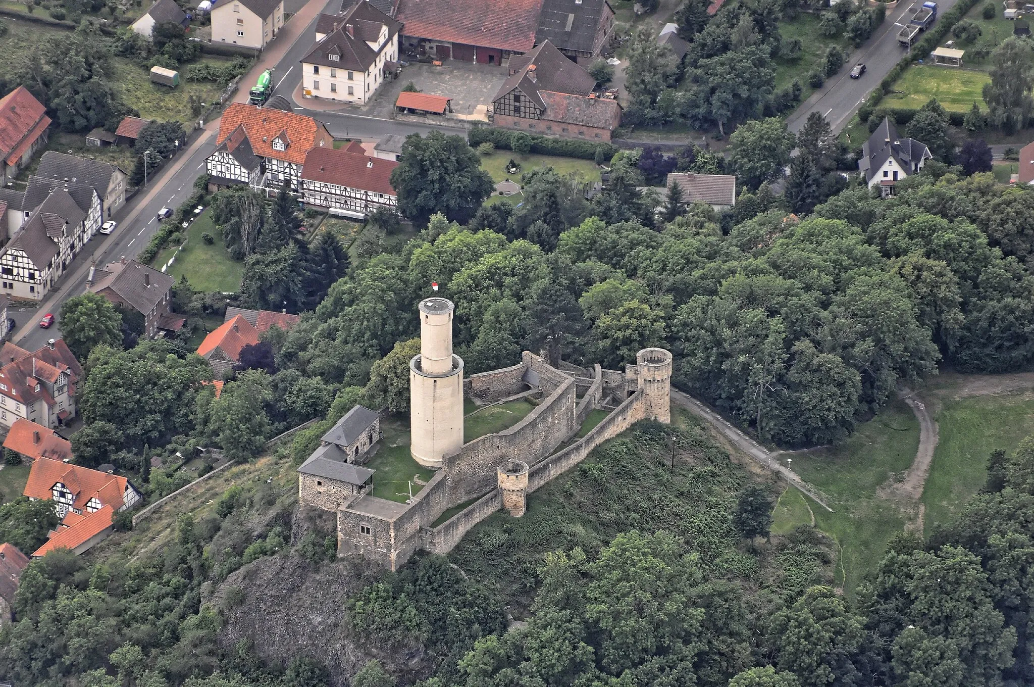 Photo showing: Bilder vom Flug Nordholz-Hammelburg 2015: Die Burgruine Felsburg in Felsberg, Schwalm-Eder-Kreis, Hessen.