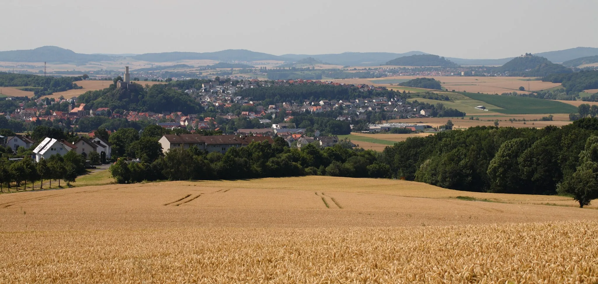 Photo showing: Die Stadt Gensungen und Felsberg (links die Felsburg in Felsberg an der Eder, rechts die Obernburg von Gudensberg).