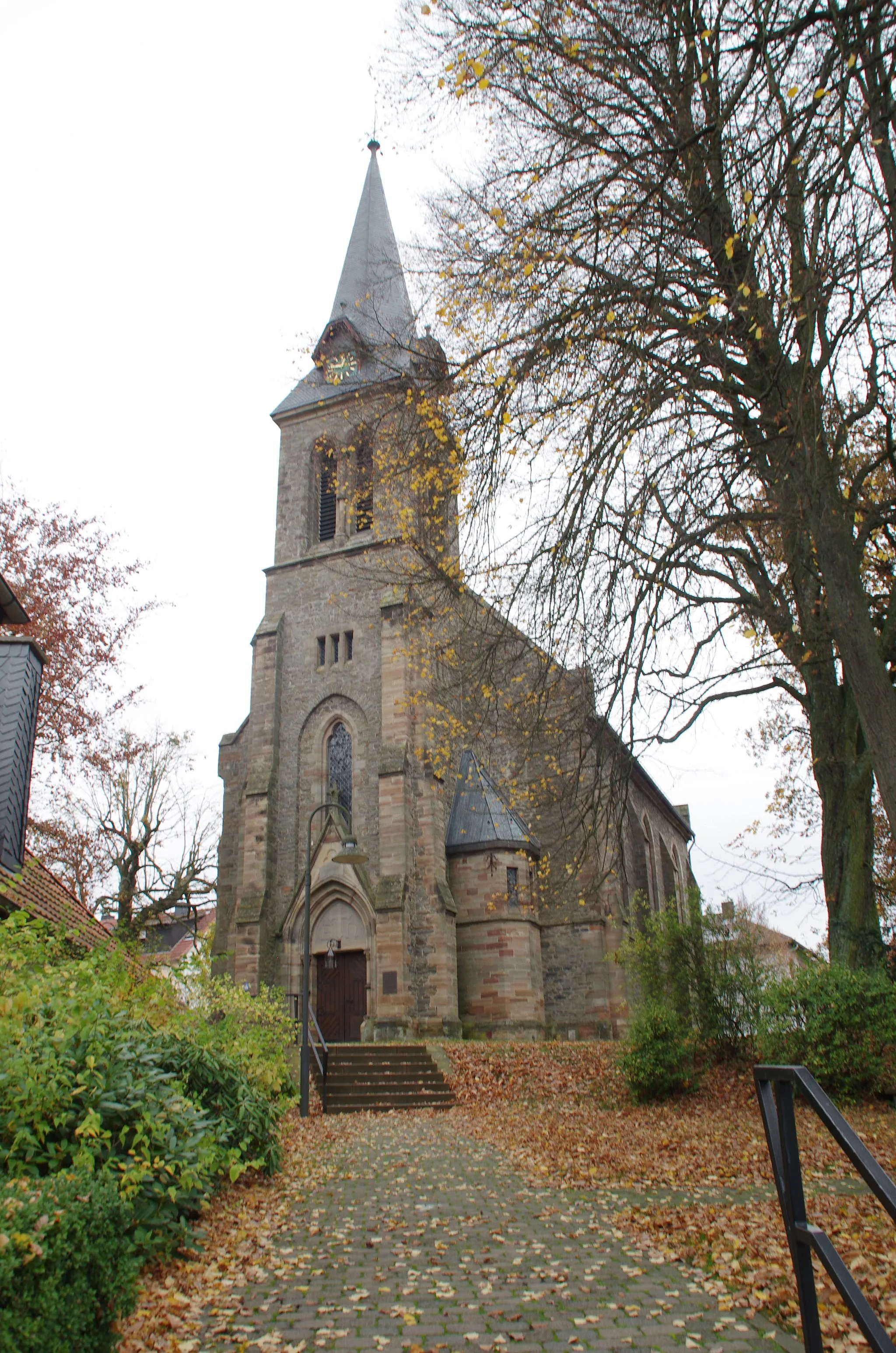 Photo showing: Frankenau in Hessen. Die Eingangseite mit Turm der von 1866 bis 1878 erbauten Kirche