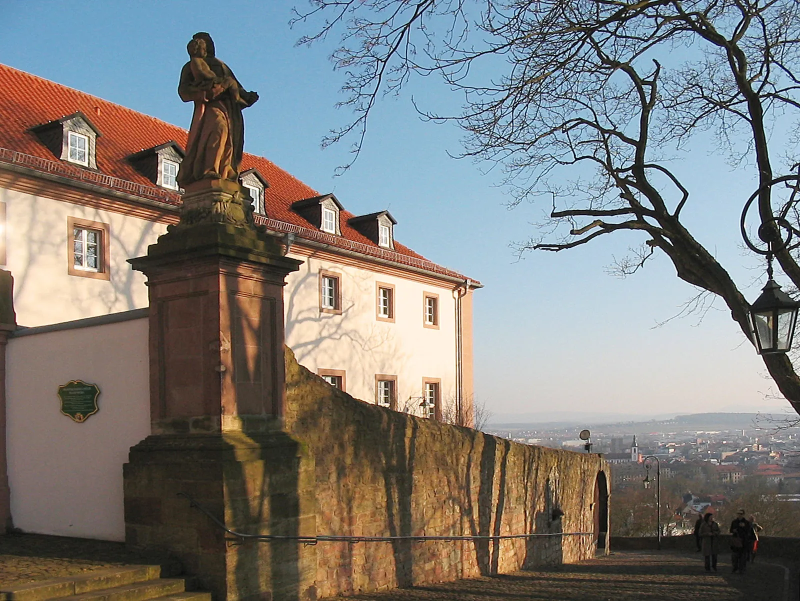 Photo showing: Blick auf das Profil des Gästehauses Kloster Frauenberg. Sowie Blick in Richtung Barockviertel.