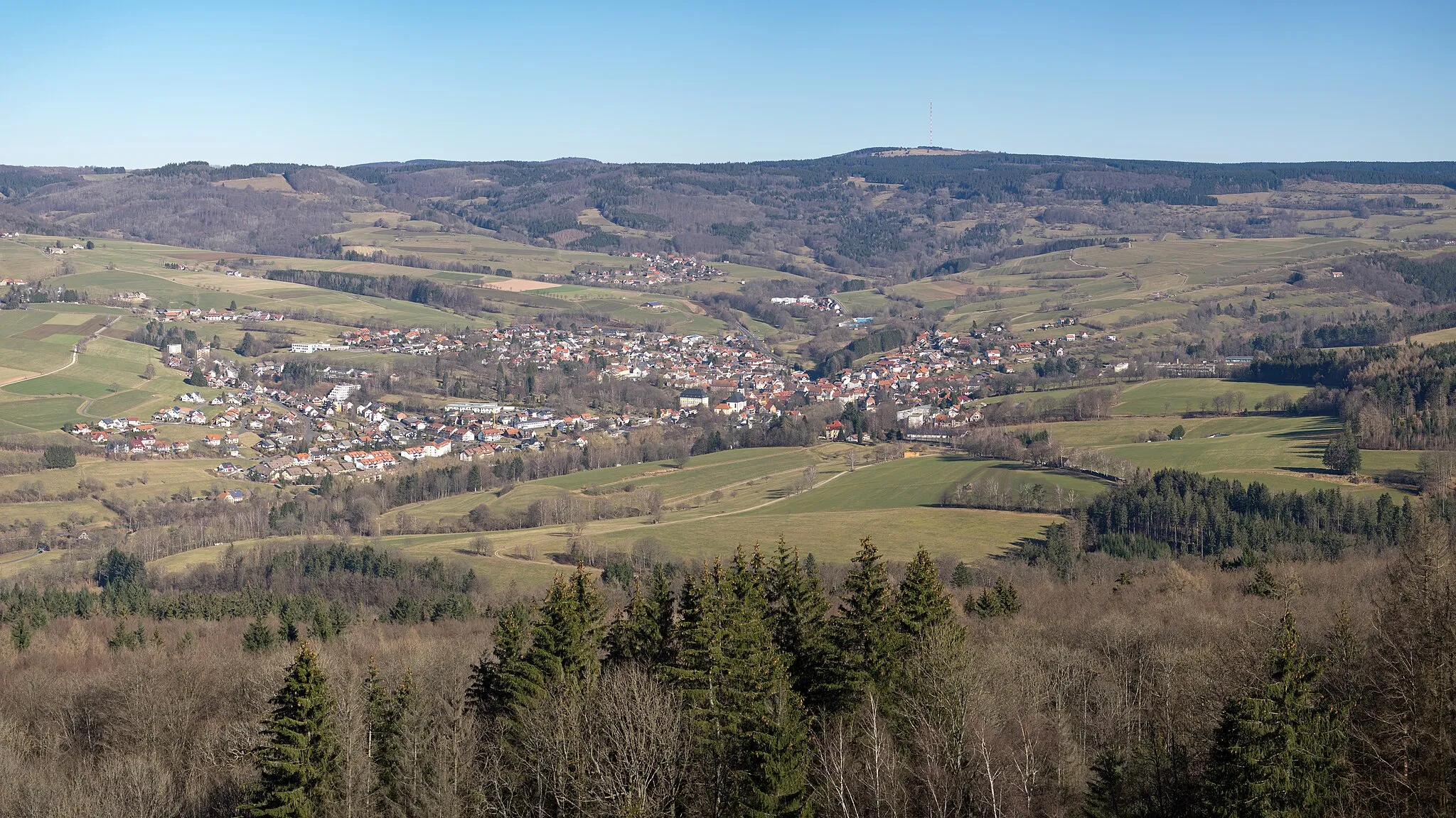 Photo showing: Gersfeld seen from the Großer Nallenberg. In the background the Heidelstein