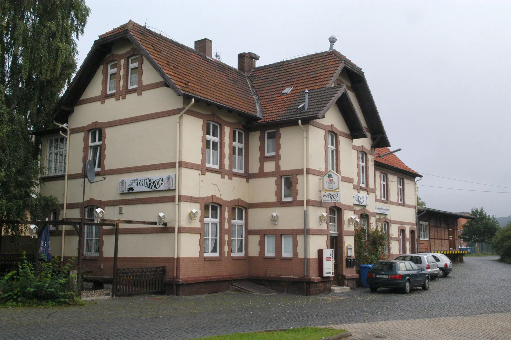 Photo showing: Ehemaliger Bahnhof Gudensberg
selbst fotografiert

Aufnahme vom 3. Oktober 2005