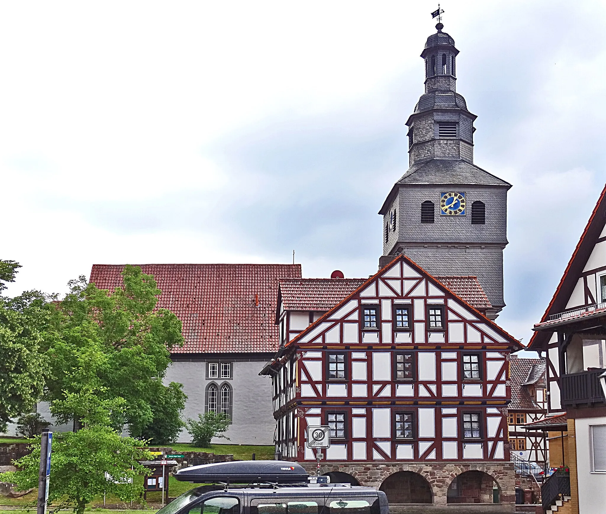 Photo showing: Nikolaikirche, ehemalige Gemeinde Schenke und Wehrturm in Helsa