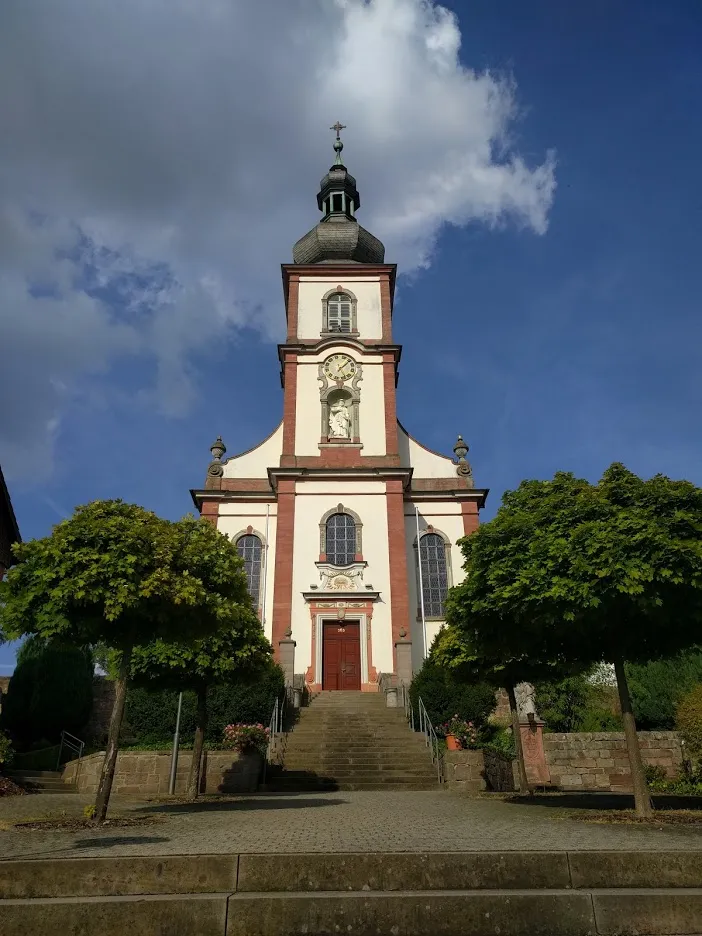 Photo showing: The Katholische Pfarrkirche St. Bartholomäus, located in Hilders, Germany. Frontside.