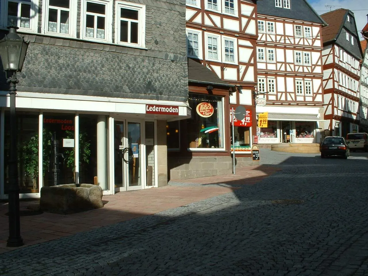 Photo showing: Rekontruierter Brunnen und im Hintergrund rekonstruierte Zisterne, zwei wiederentdeckte Zeugen der mittelalterlichen Wasserversorgung Hombergs