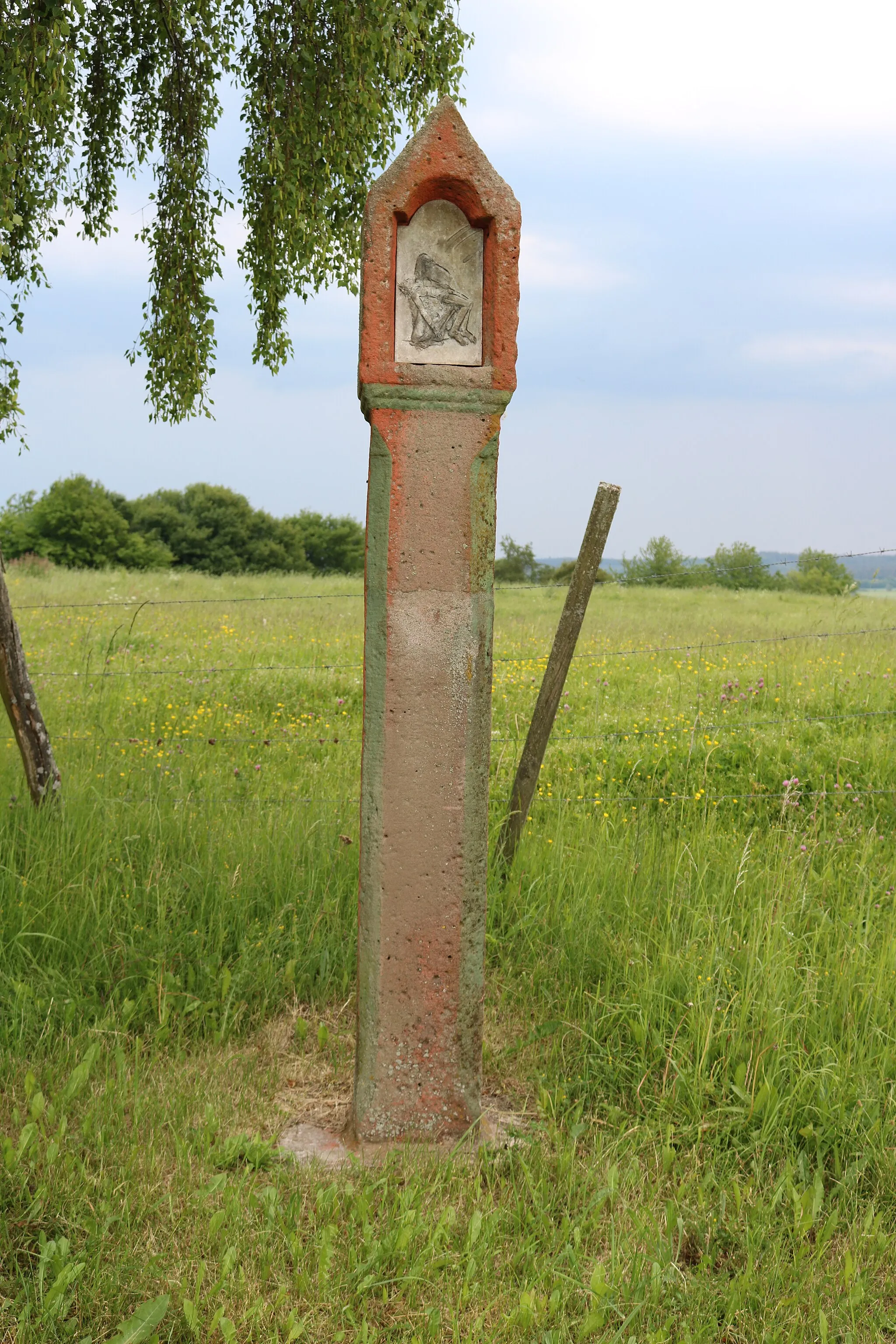 Photo showing: Der gotische "Steynheyligenstock" bei Hosenfeld wurde um 1500 aus einem Monolith von einem unbekannten Meitster geschaffen