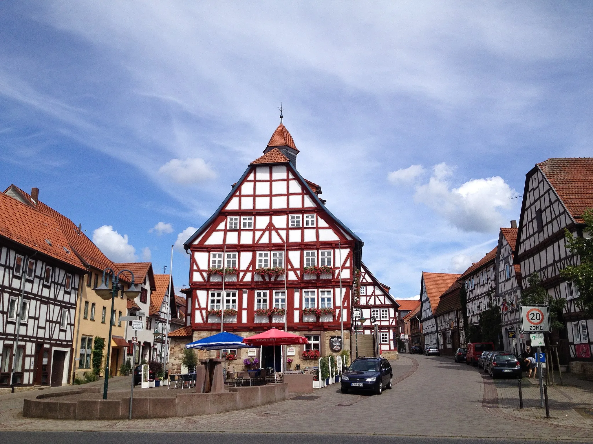 Photo showing: Das Fachwerkrathaus von Immenhausen; im Vordergrund verlaufen der Reinhardswald-Radweg und der Märchenland-Radrundweg