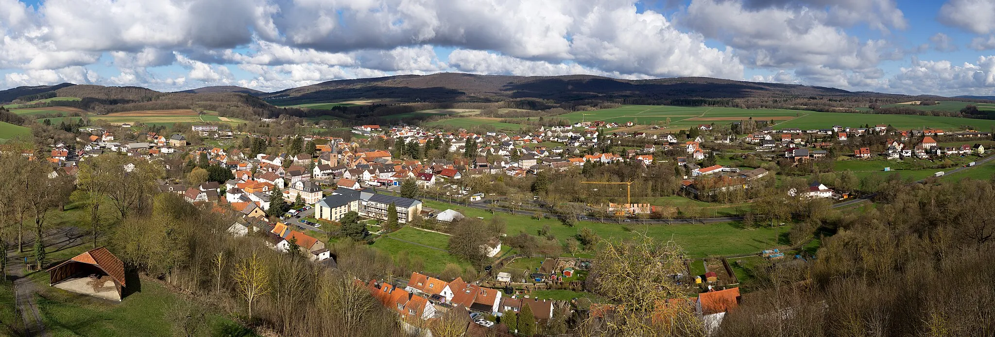 Photo showing: Panoramic view on Jesberg. In the backgroud the Wüstegarten