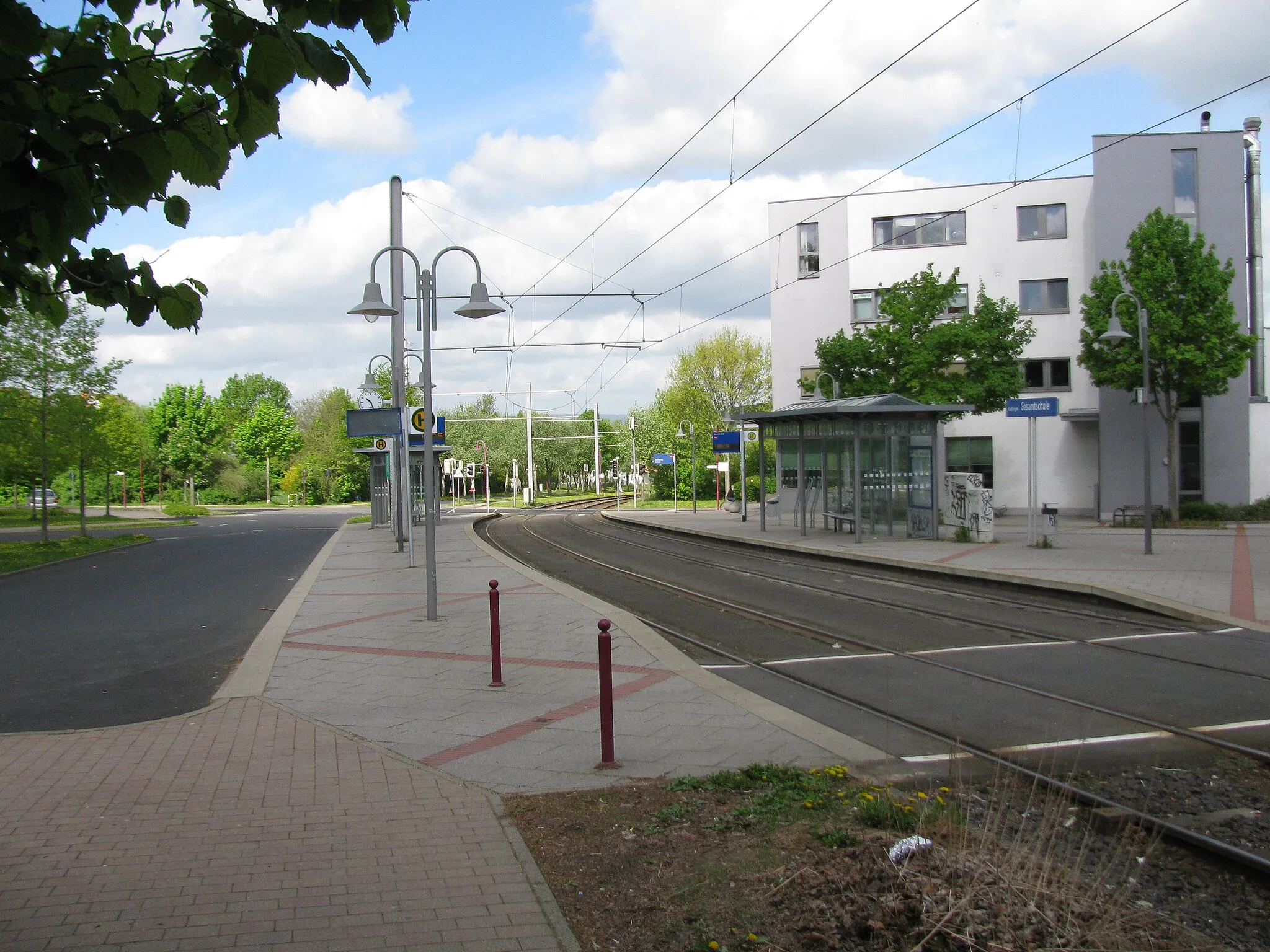 Photo showing: die Bus- und Tramhaltestelle Gesamtschule in Kaufungen, Blickrichtung Westen