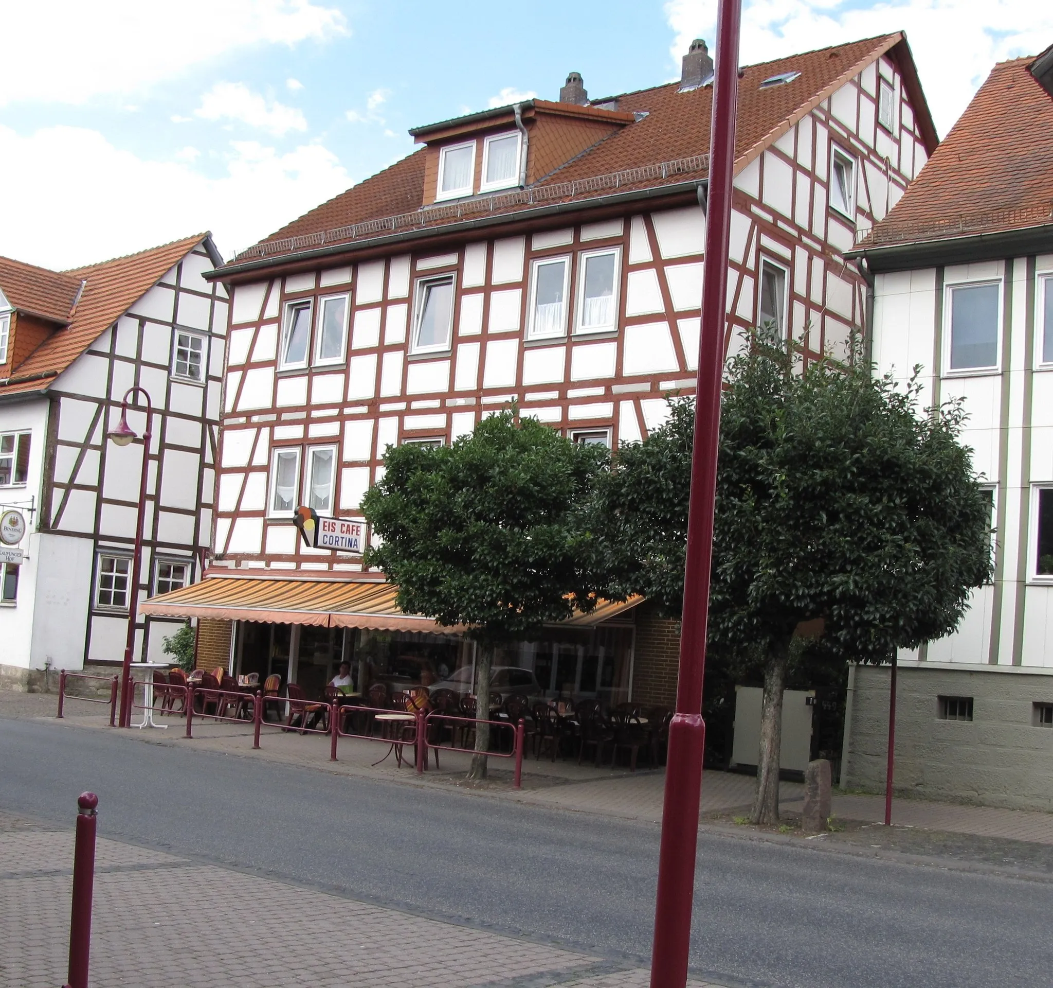 Photo showing: Picture of Eis Cafe Cortina, located on the main street in Oberkaufungen.  Located only a few blocks from the Rathaus.