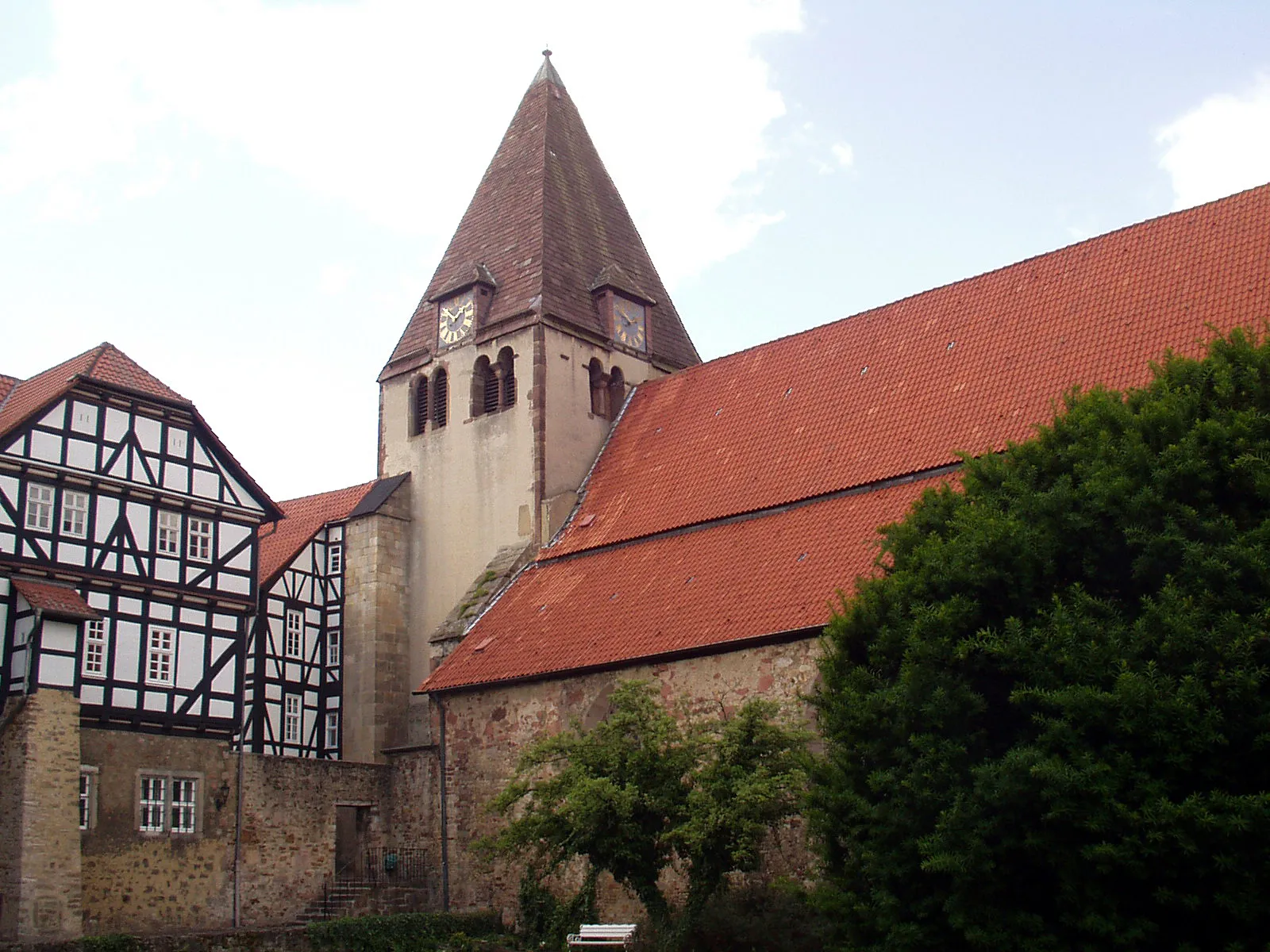 Photo showing: Kaufungen, Stiftskirche, mit Nebengebäude