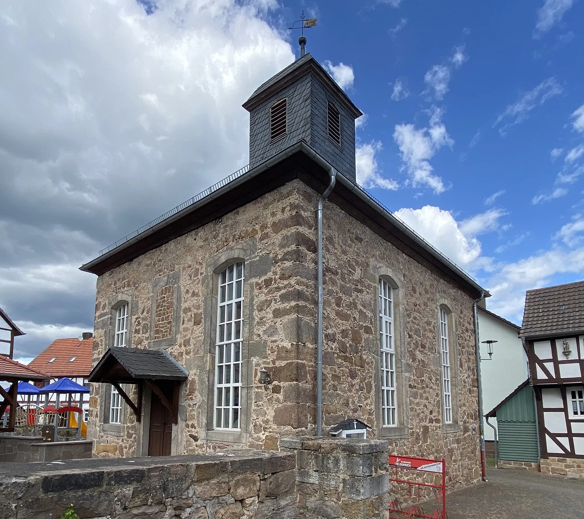 Photo showing: Kirchengebäude in Körle-Lobenhausen