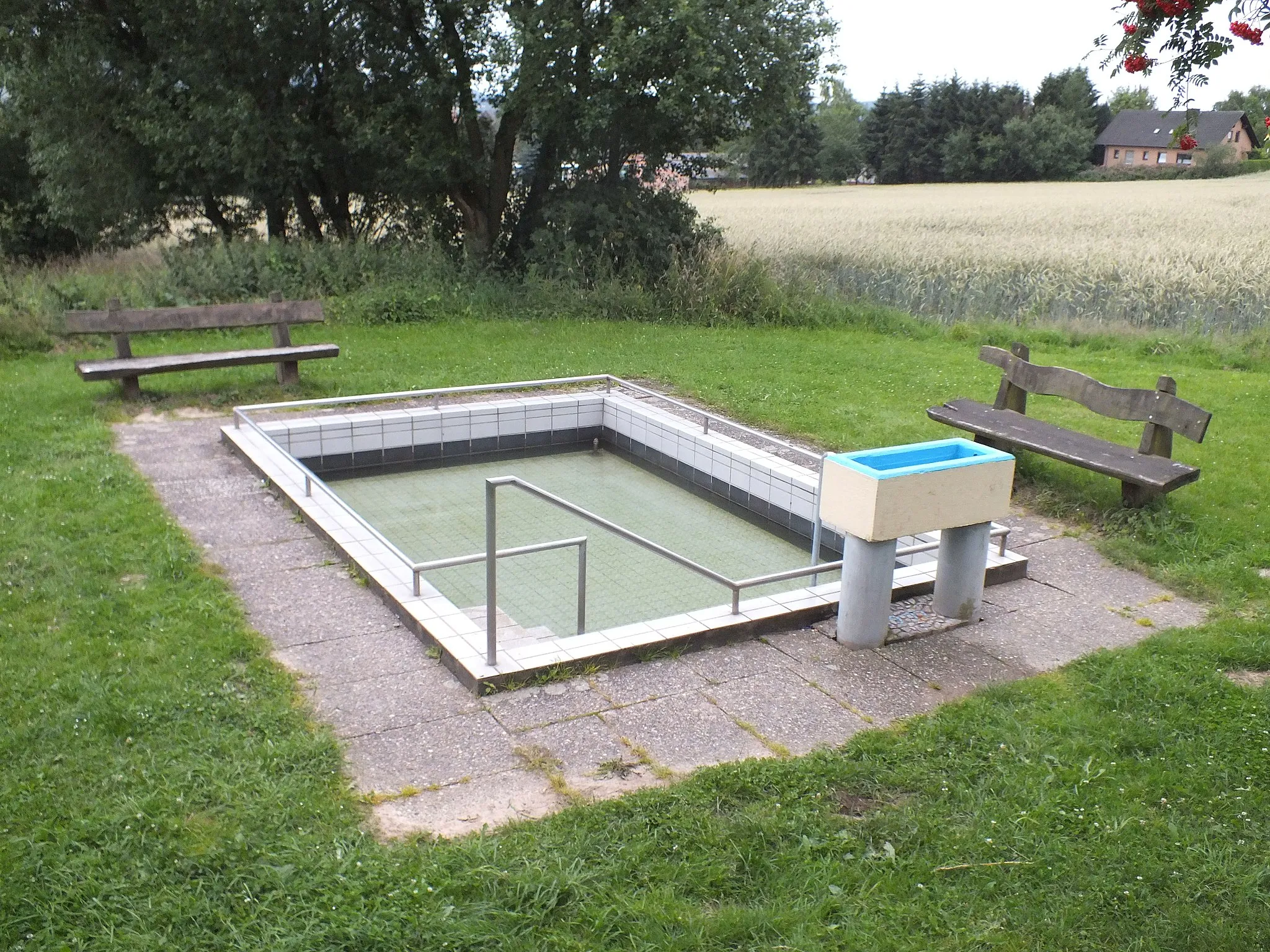 Photo showing: Das Wassertretbecken oberhalb der Grillhütte am Martinsweiher in Schauenburg-Martinhagen.