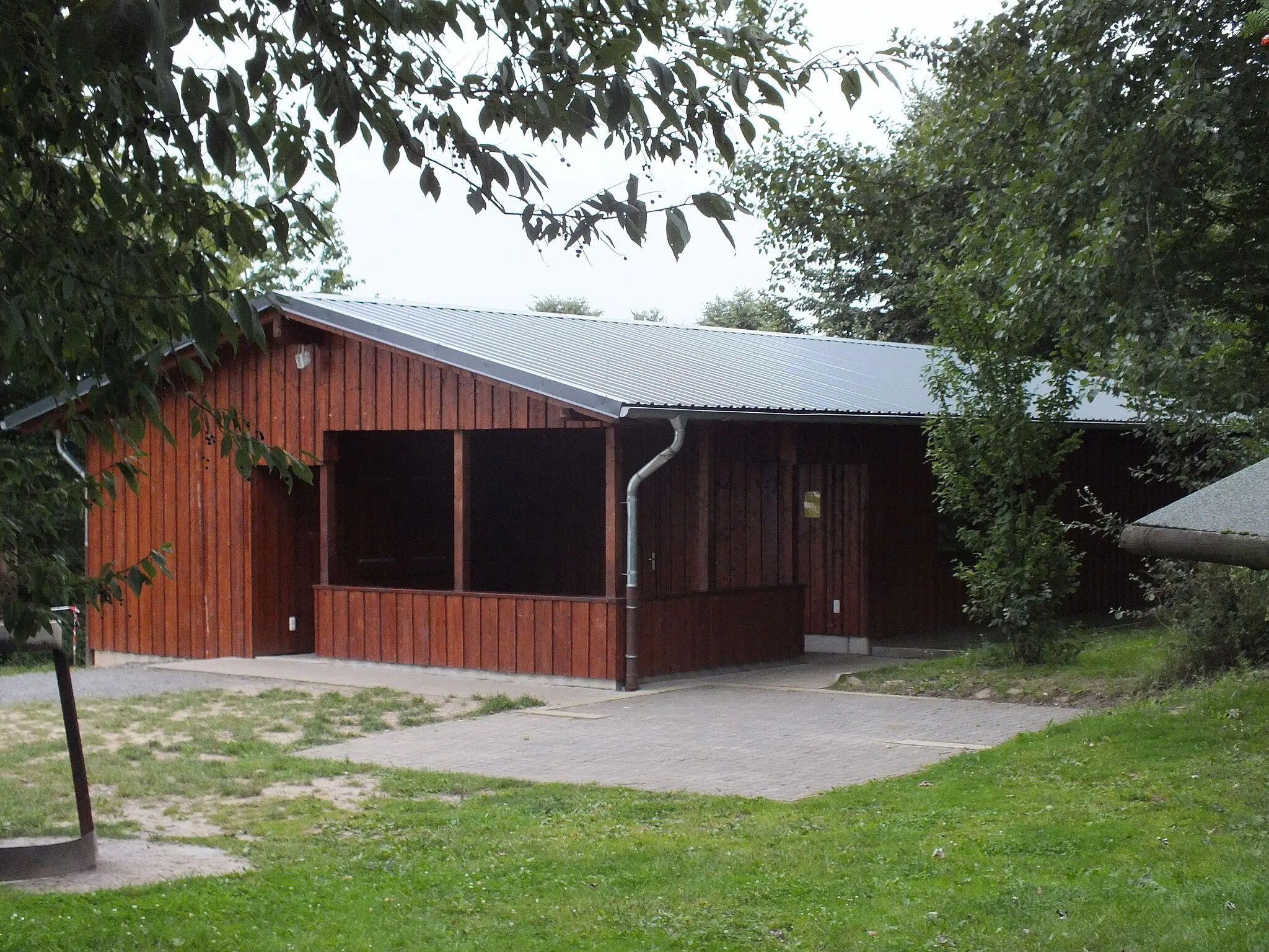 Photo showing: Die 2009 neu aufgebaute Grillhütte am Martinsweiher in Schauenburg-Martinhagen.