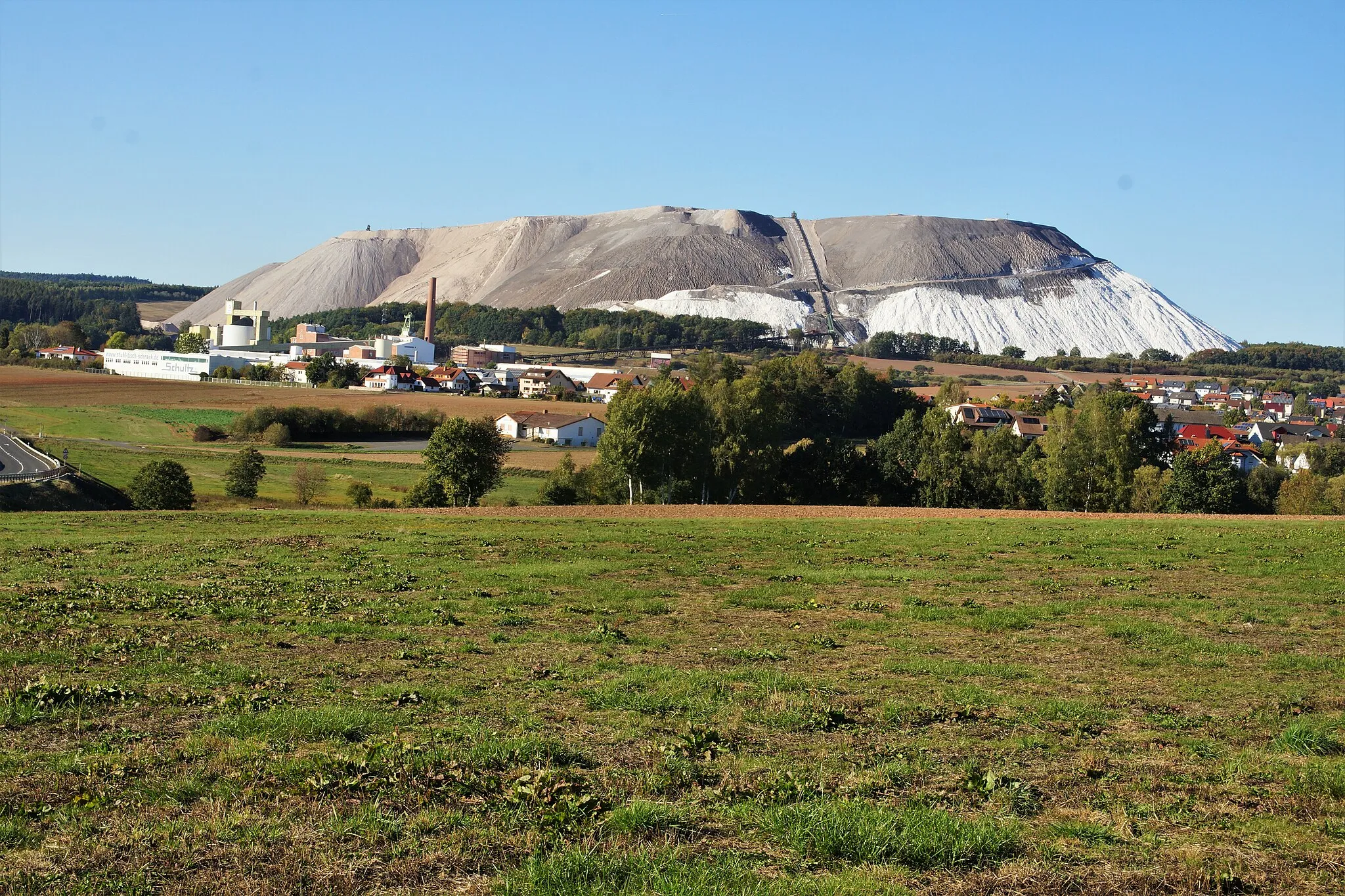 Photo showing: K + S Werksgelände und Kaliberg in Neuhof