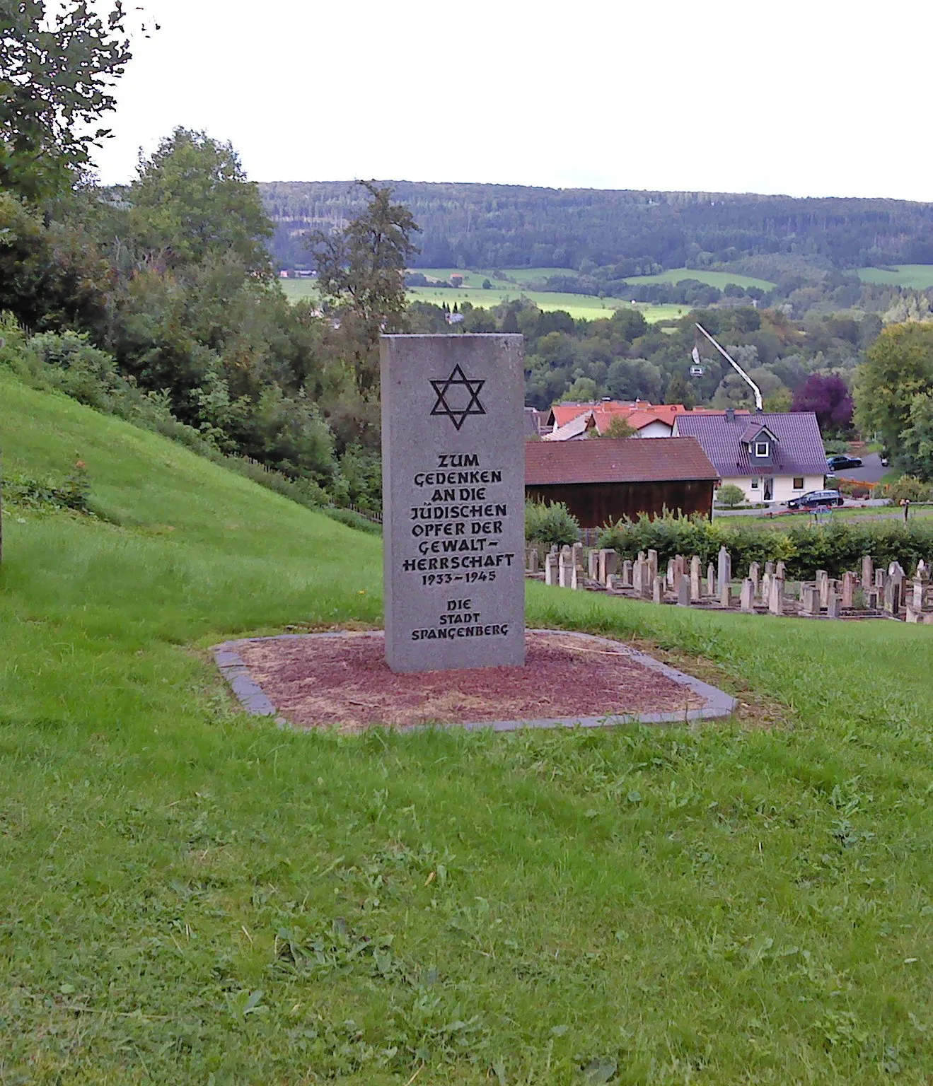 Photo showing: Der Gedenkstein der Stadt Spangenberg auf dem jüdischen Friedhof.