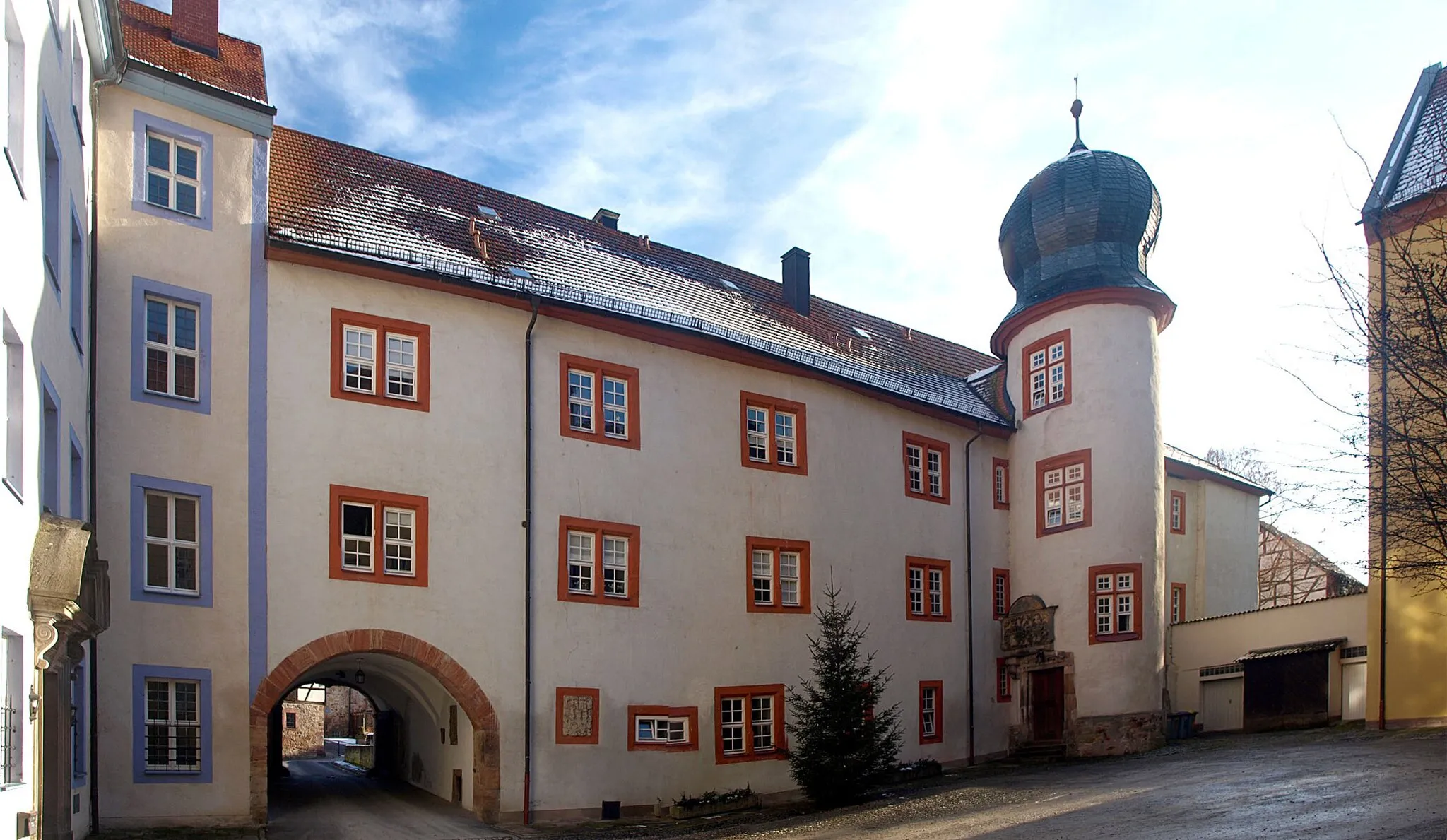 Photo showing: View of red castle from inner courtyard in town Tann (Rhön)