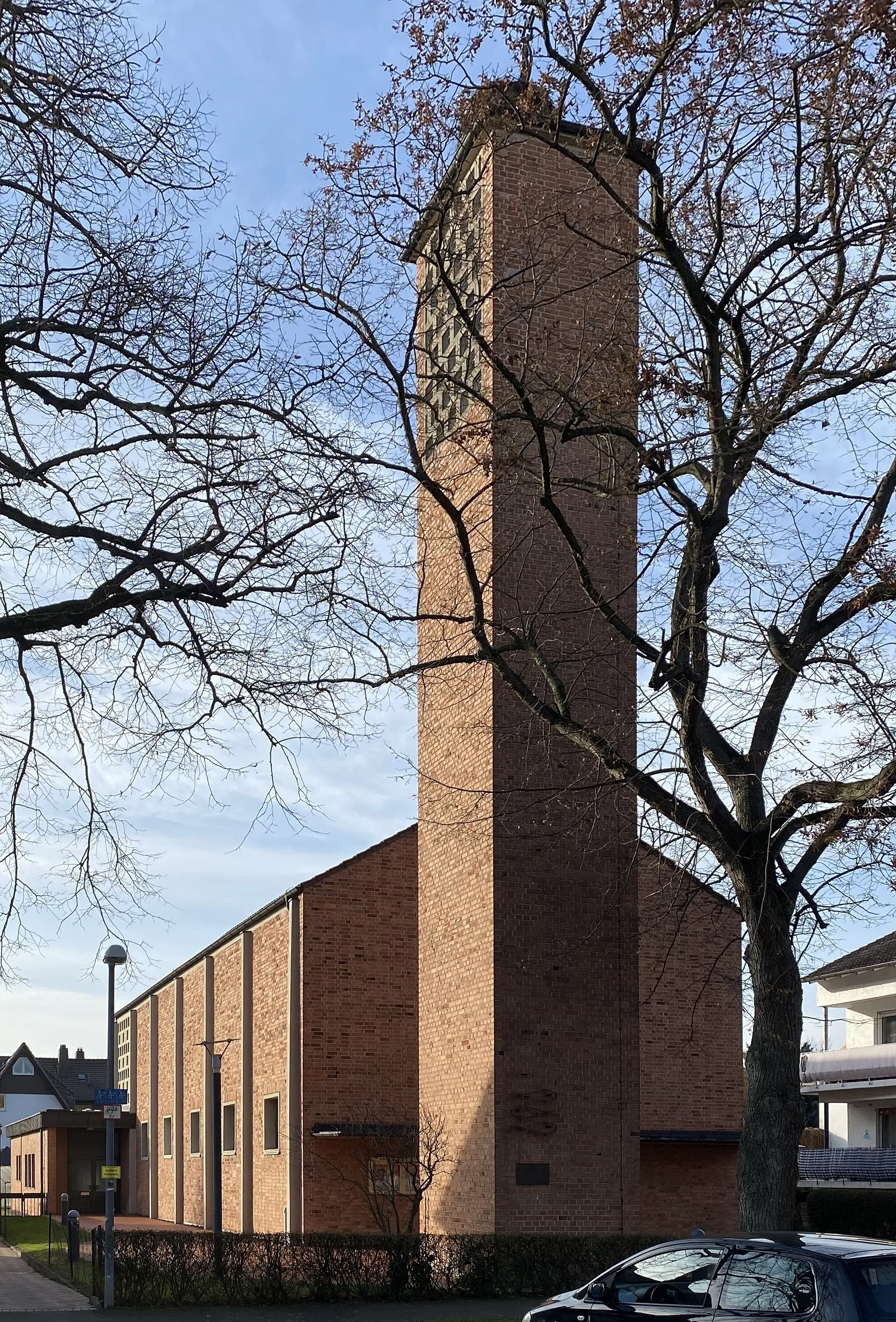 Photo showing: Eingangsseite St. Wigbert, Turm mit Storchennest