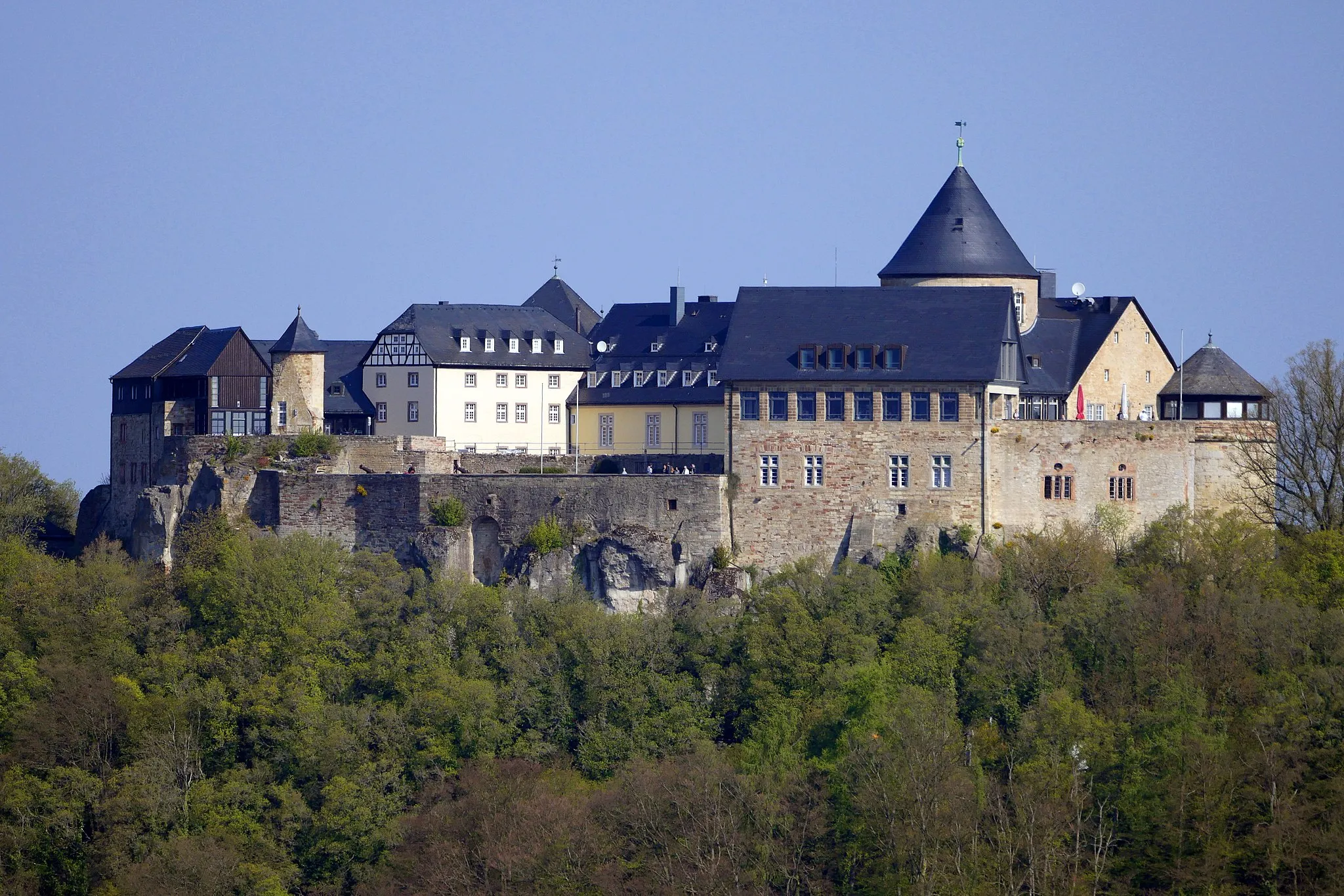 Photo showing: Schloss Waldeck am Edersee von der 1,5 Kilometer entfernten Kanzel aus gesehen.