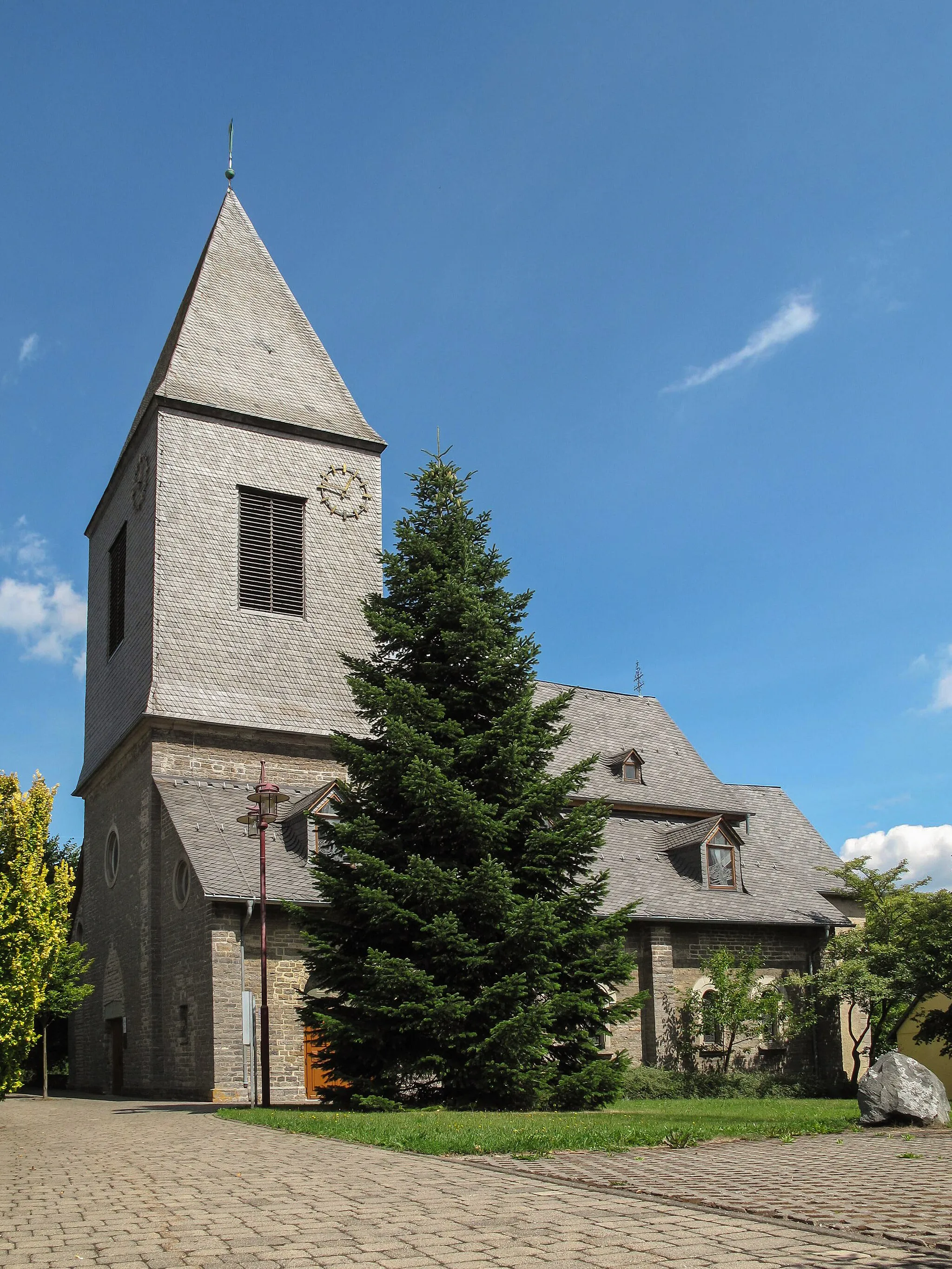 Photo showing: Usseln, church