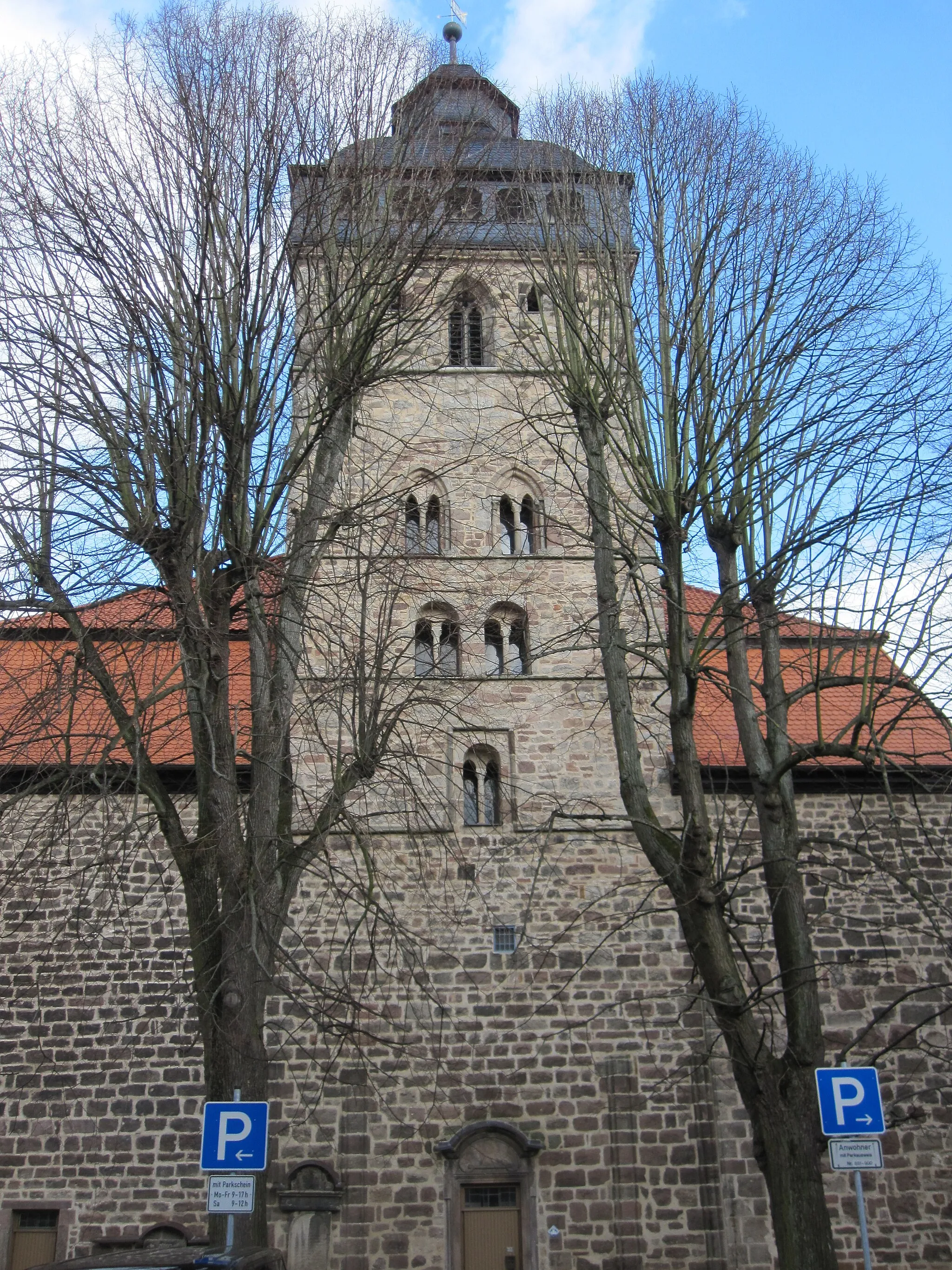 Photo showing: Witzenhausen: Liebfrauenkirche, Baubeginn wohl 1232. Im 13./ 14. Jahrhundert umgeformt in eine gotische Kirche  Der romanische Turm stammt noch aus der Entstehungszeit. [1] Information im Regiowiki, abgerufen am 23. Februar 2015.