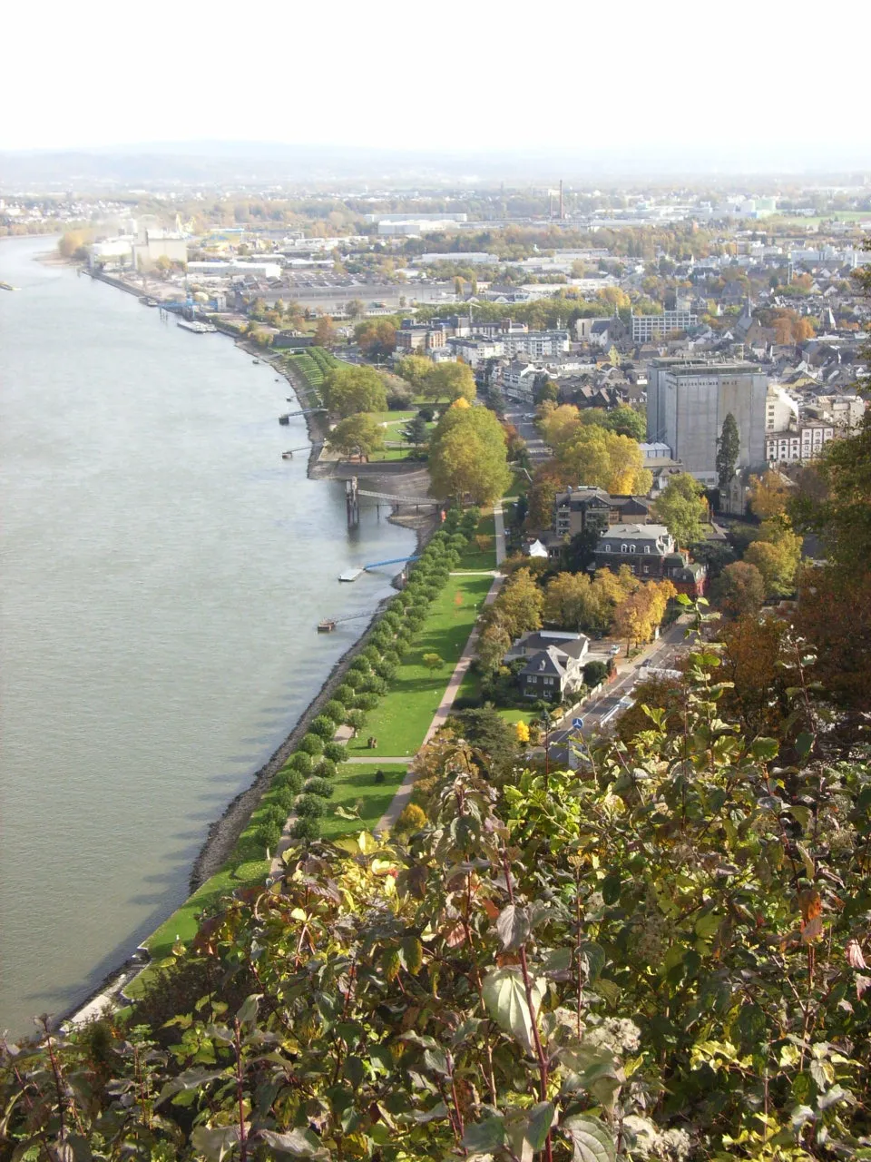 Photo showing: Bildbeschreibung: ...Rheinanlagen in Andernach vom Krahnenberg aus
Rechts im Bild: Silogebäude der Friedrich_Weissheimer_Malzfabrik
Fotograf/Zeichner: ...Irmgard Siemieniec
Datum: ...Oktober 2005
Genehmigung: ...liegt vor