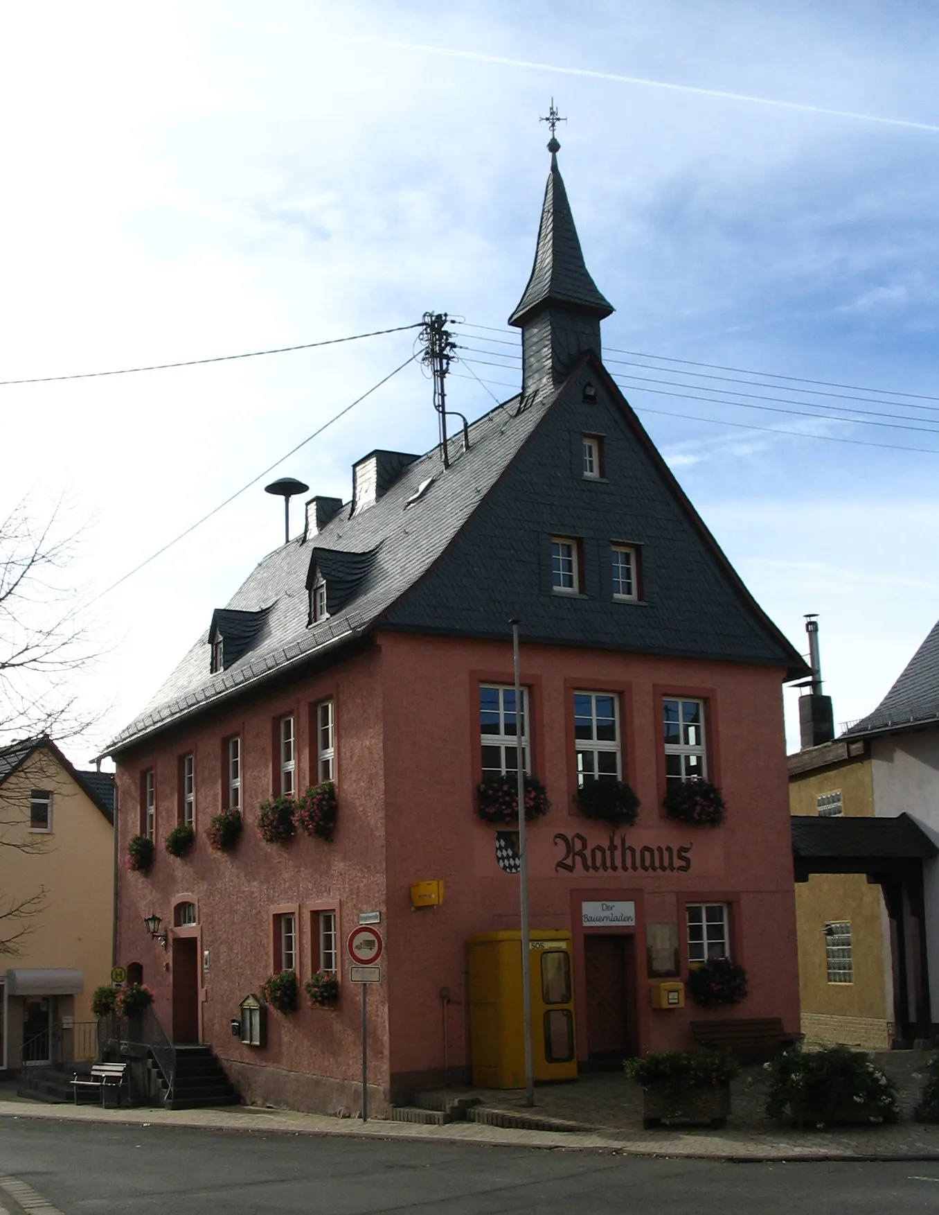 Photo showing: Rathaus im Dorfzentrum