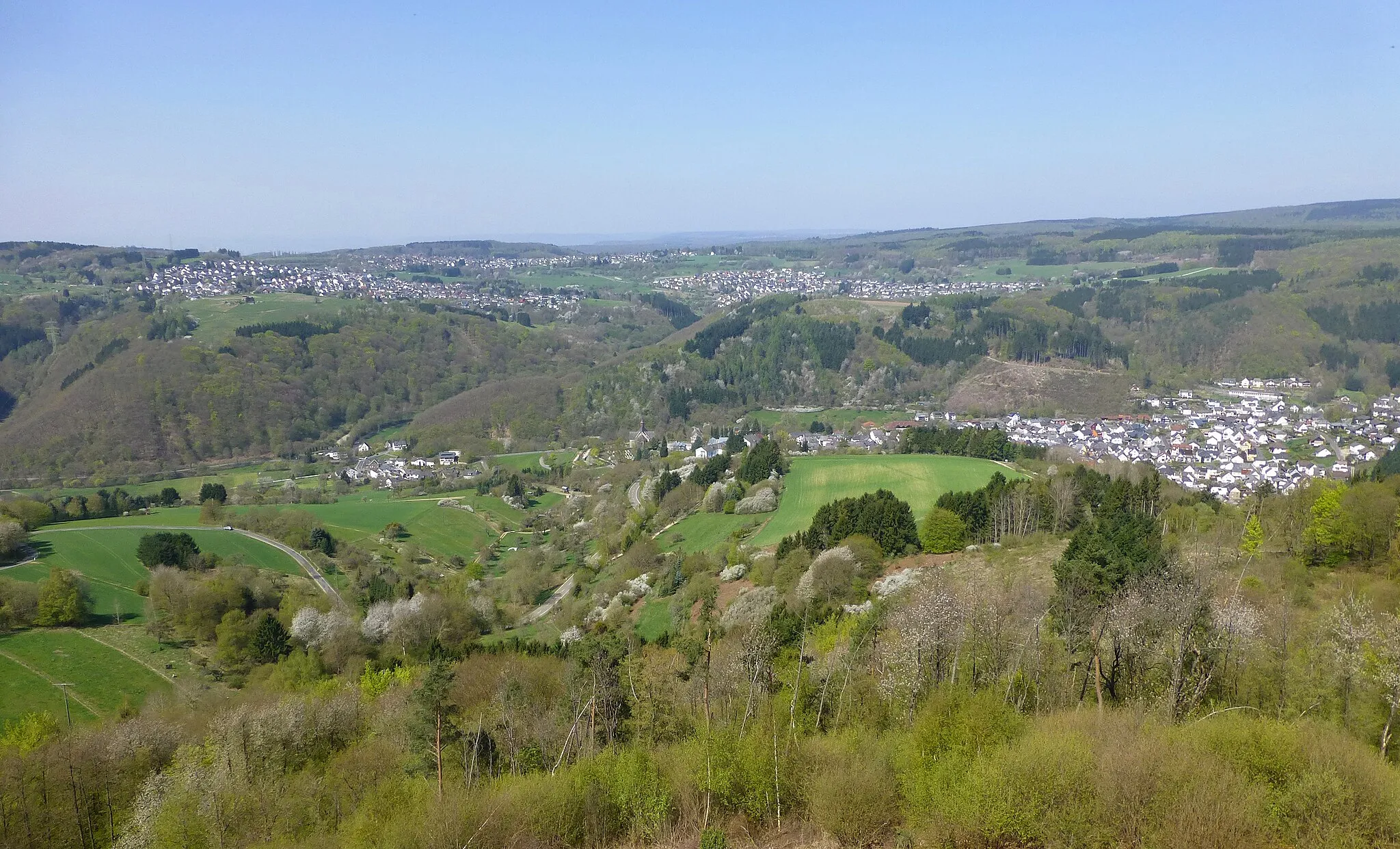 Photo showing: Arzbach viewed from the Grosser Kopf and the Roman Tower construction. Villages Eitelborn and Kadenbach in distance.