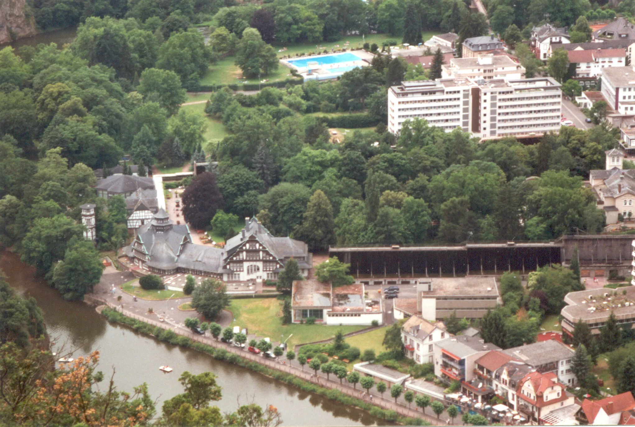 Photo showing: The Kurhaus of Bad Münster am Stein in Germany, photographed from the Rheingrafenfels