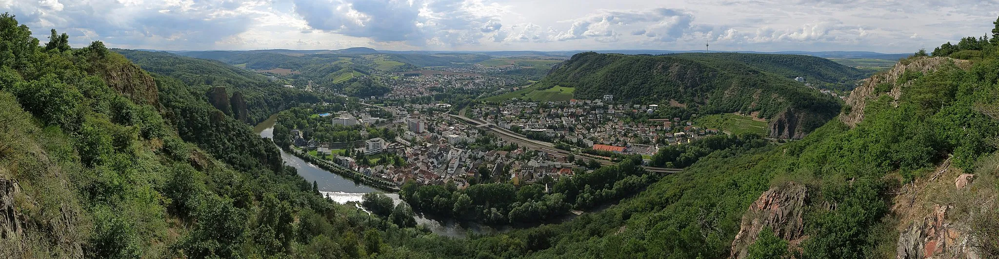 Photo showing: View from the Gans-Mountain (321 m) down to Bad Münster am Stein in the Nahe valley. Horizontal angle: 225°, viewing direction: west in the middle of the image.
