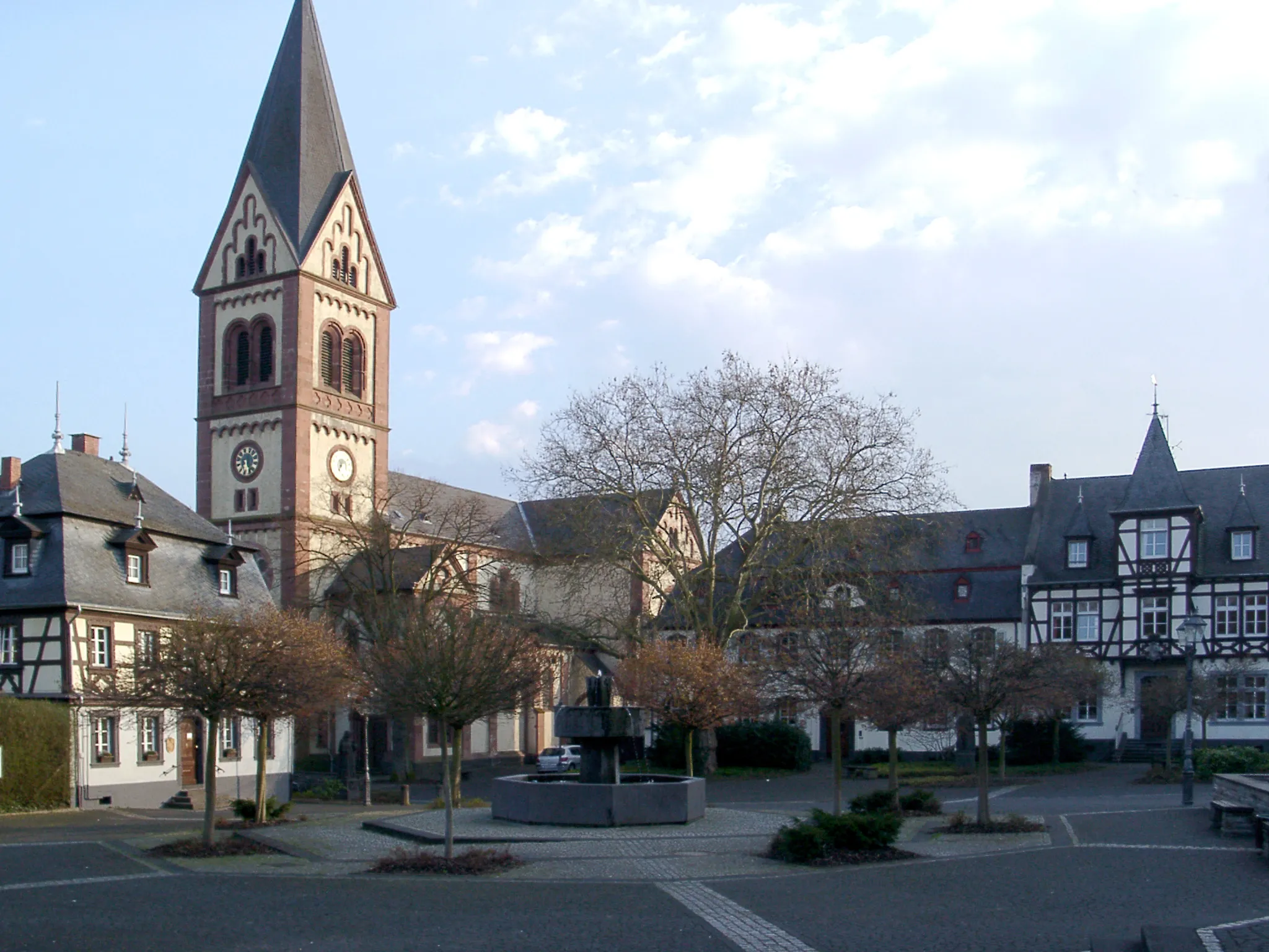 Photo showing: Bassenheim Ortsmitte mit Kirche - selbst fotografiert (Klaus Graf) 3.4.2005 - Lizenz: CC-BY