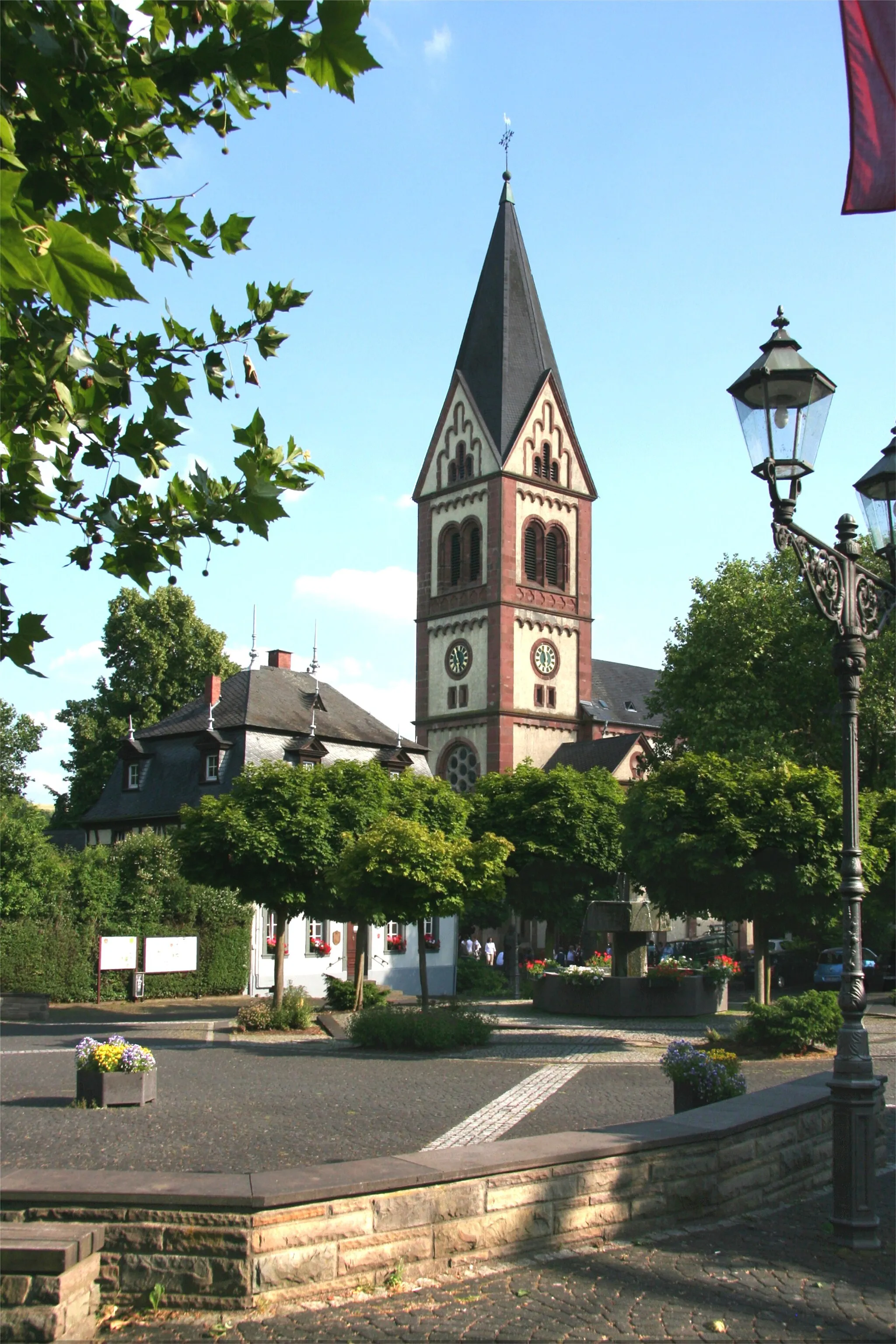 Photo showing: Bassenheim – Walpotplatz und Kirchturm von St. Martin, links das Rathaus; Blick von Nordwesten