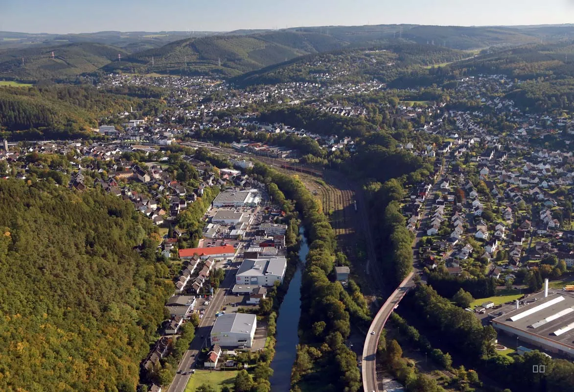 Photo showing: Betzdorf - Talsohle mit Straße, Fluss und Eisenbahn