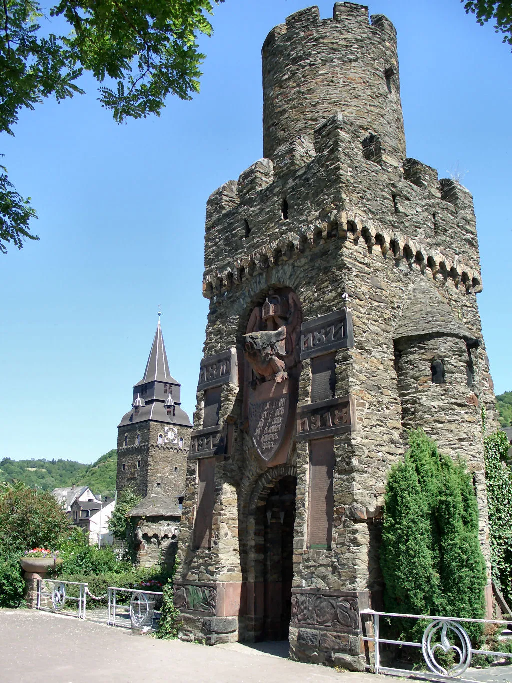 Photo showing: War Memorial and St. Barbara Church (Background) in Braubach