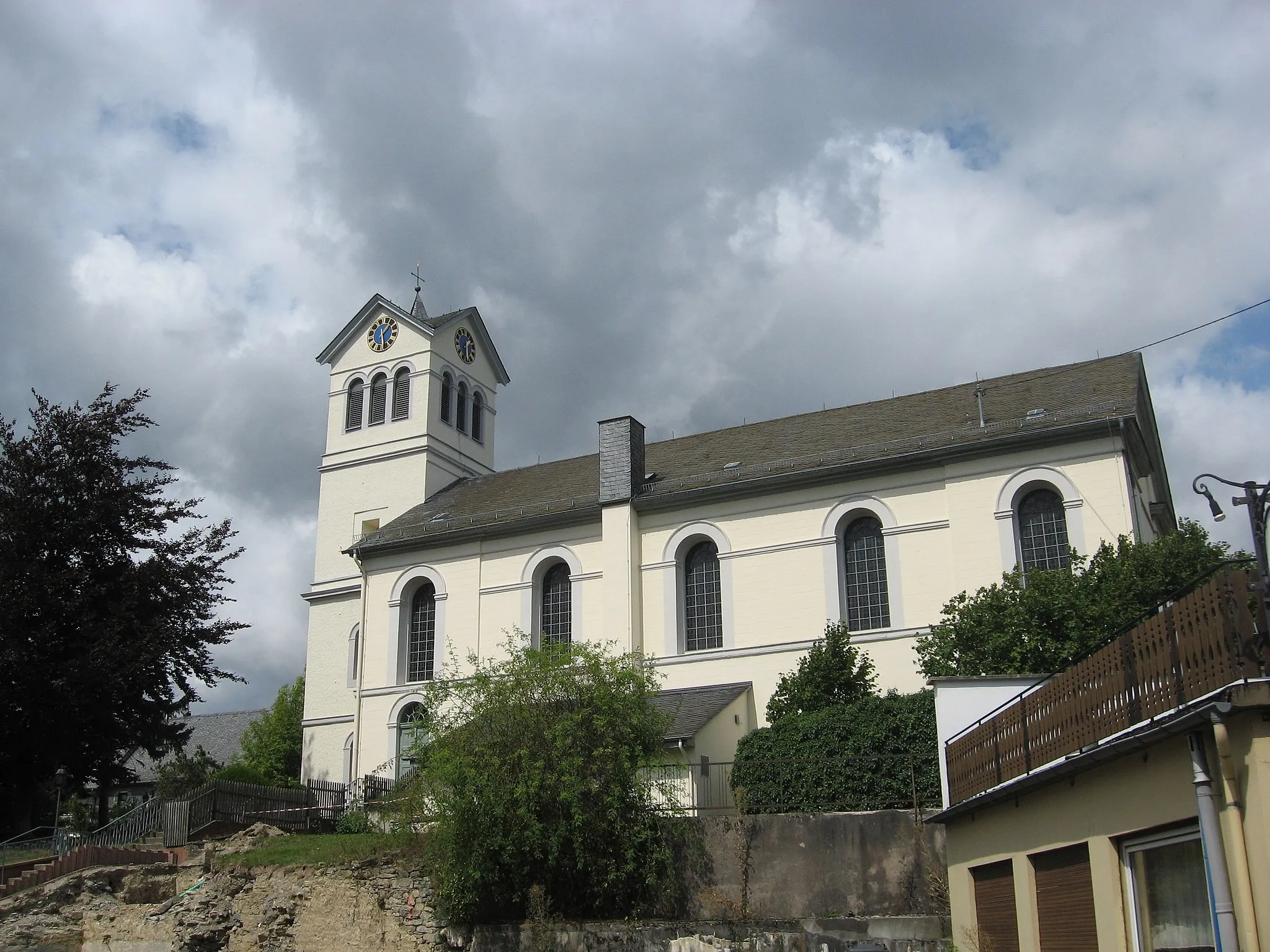 Photo showing: Church in the village Büchenbeuren in the Hunsrück landscape, Germany.