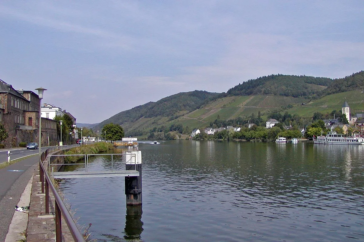 Photo showing: Photo of Mosel River at Bullay, Rhineland-Palatinate, Germany