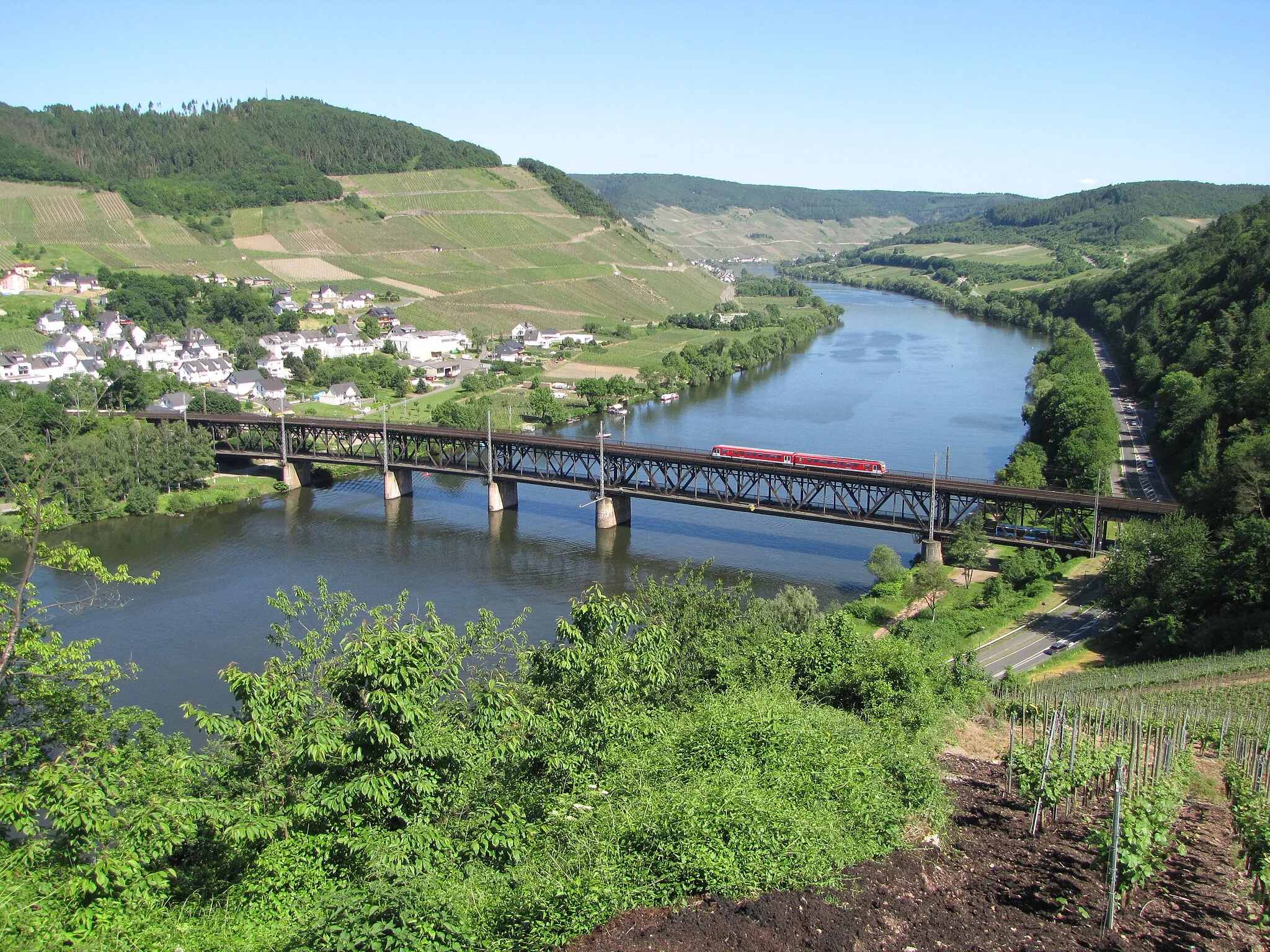 Photo showing: Double-decked bridge Alf-Bullay