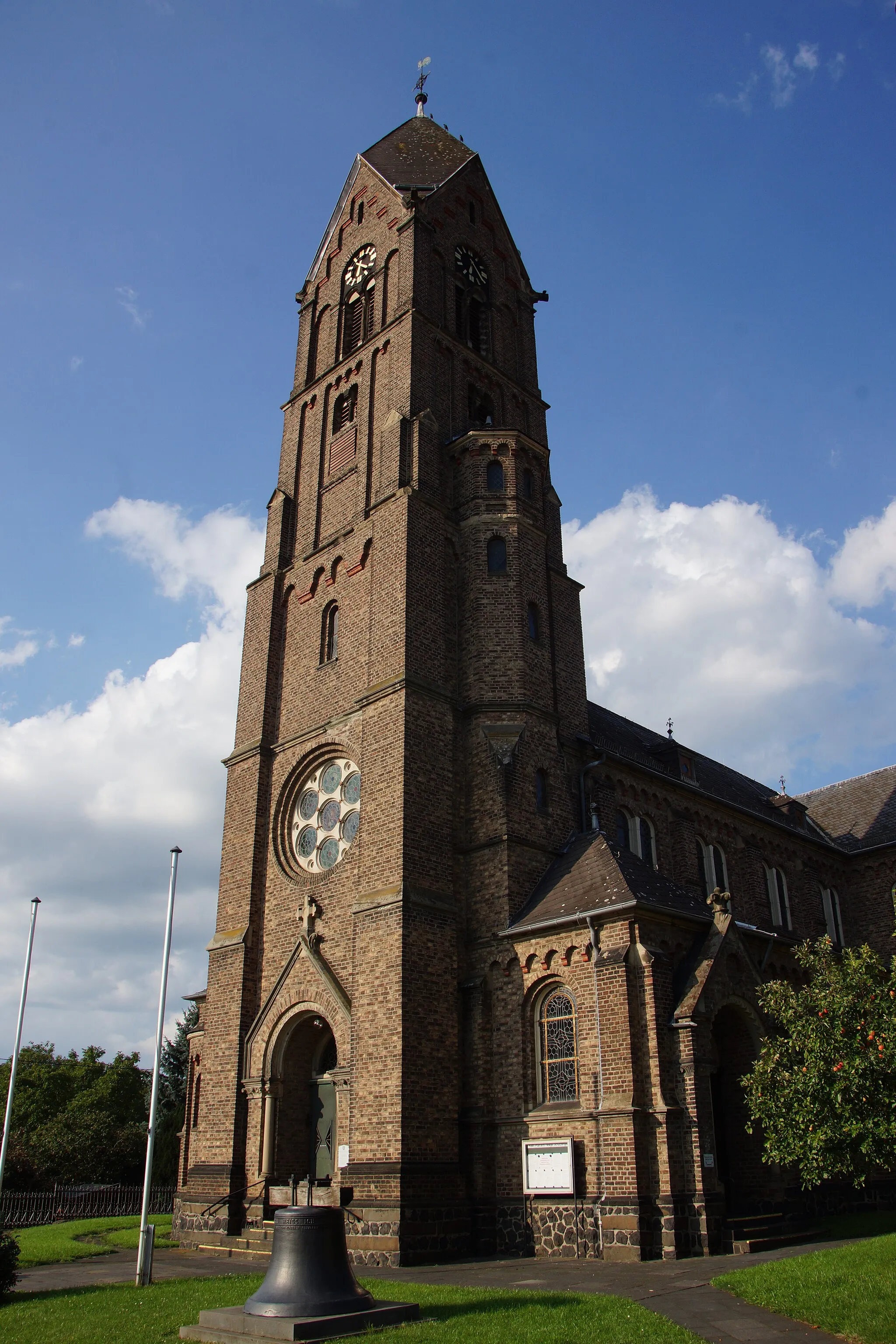 Photo showing: Katholische Kirche Heiliger Schutzengel in Dattenberg, Architekten: Carl Rüdell und Richard Odenthal