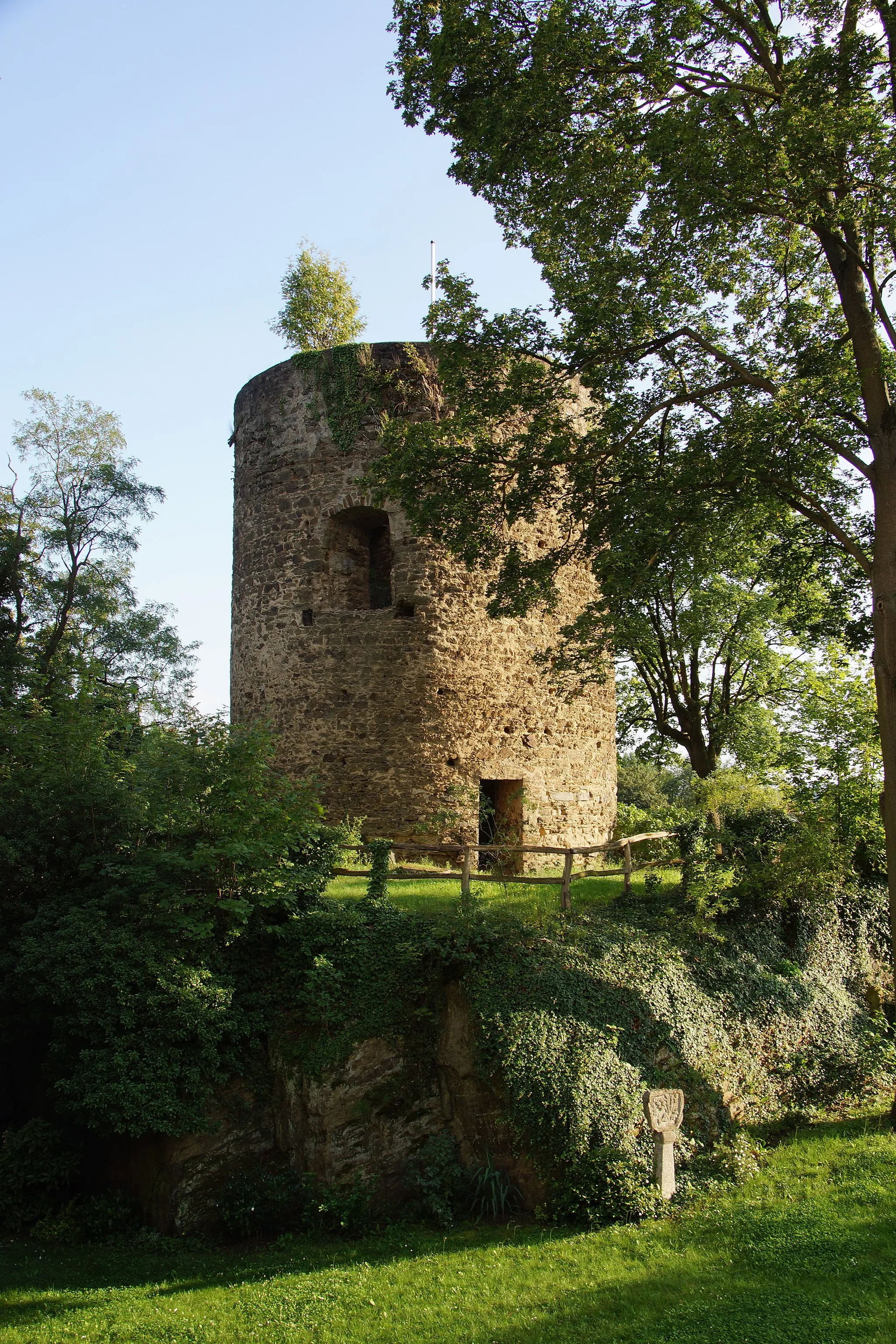 Photo showing: Wohnturm der Burg Dattenberg in Dattenberg