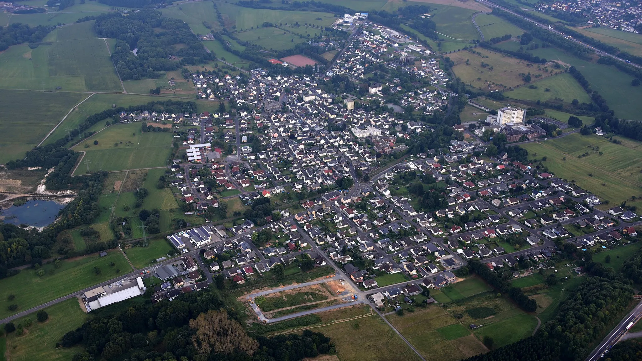 Photo showing: Dernbach (Westerwald), Luftaufnahme (2016)