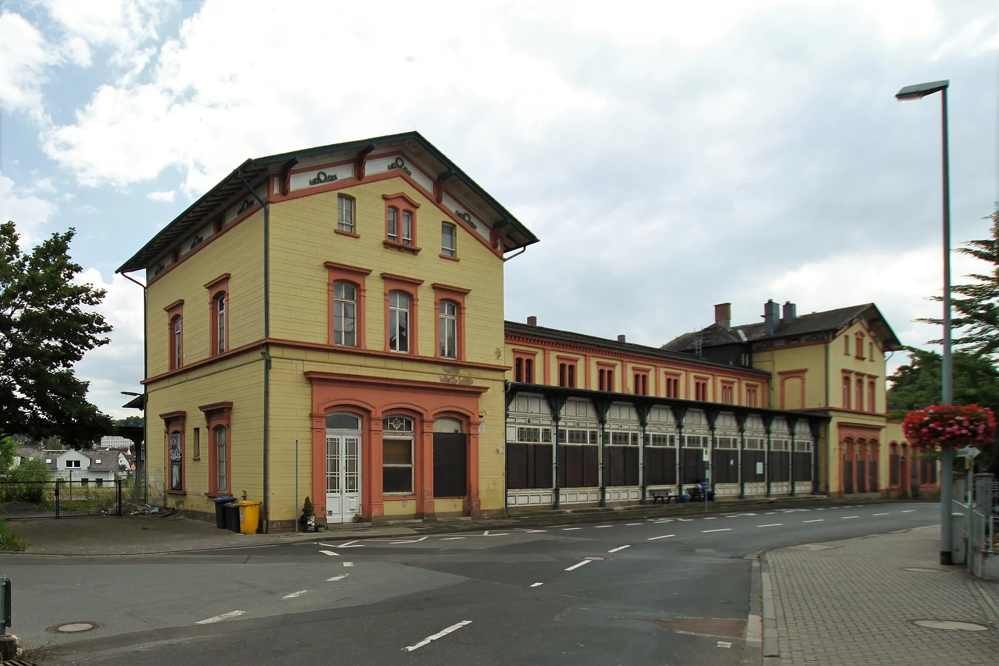 Photo showing: Diez - Bahnhofsgebäude (Strassenseite). Errichtet 1862 nach Plänen des Architekten Heinrich Velde.