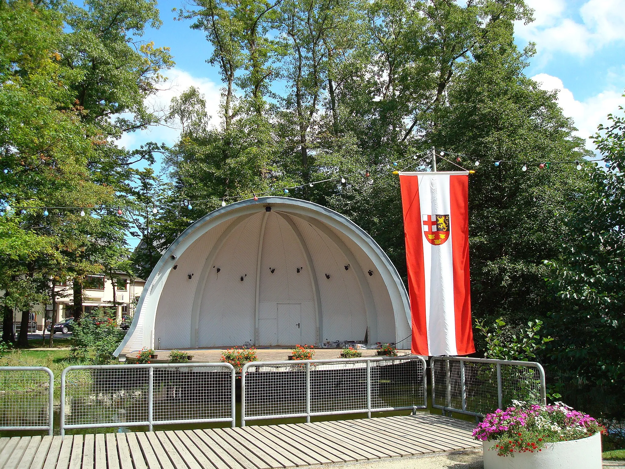 Photo showing: Konzermuschel im Park Emmelshausen, Gemeindefahne
