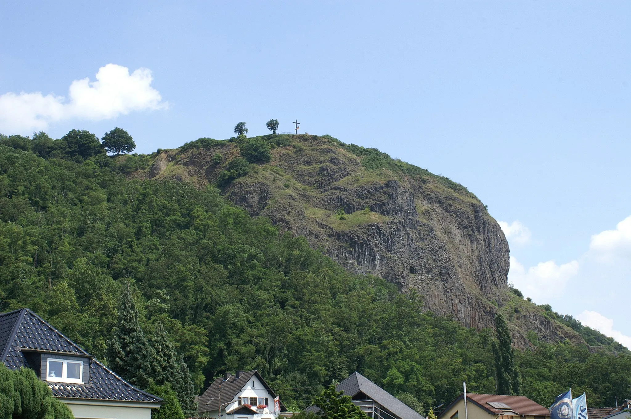 Photo showing: Die Erpeler Ley am Rhein, ein imposanter Basaltfels bei Erpel im Landkreis Neuwied; oberhalb der Häuser Teile des Naturschutzgebiets „Erpeler Ley“