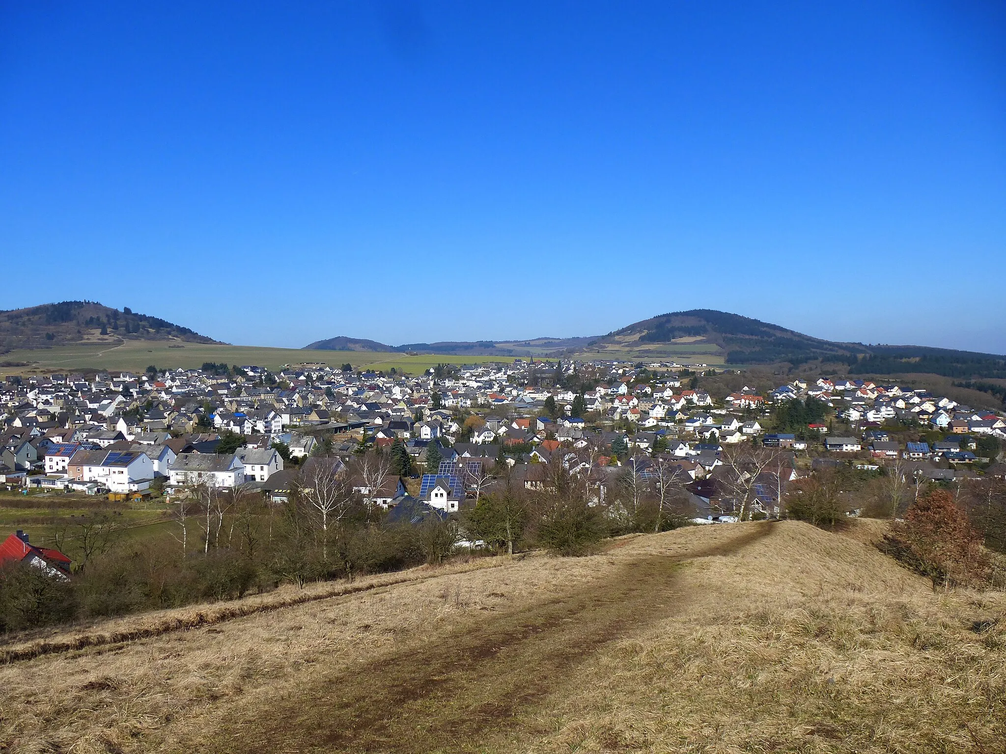 Photo showing: Ettringen (district Mayen-Koblenz, Rhineland-Palatinate, Germany) from SSE, view fromout the Ettringer Bellerberg